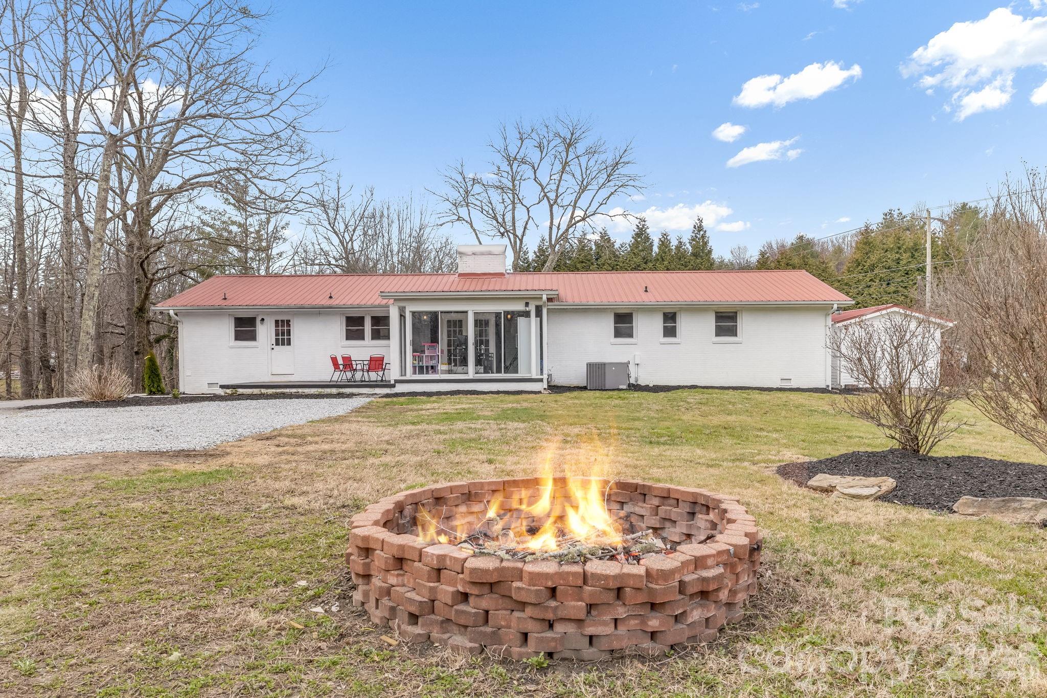 52 Baby Jane Lane — Hendersonville