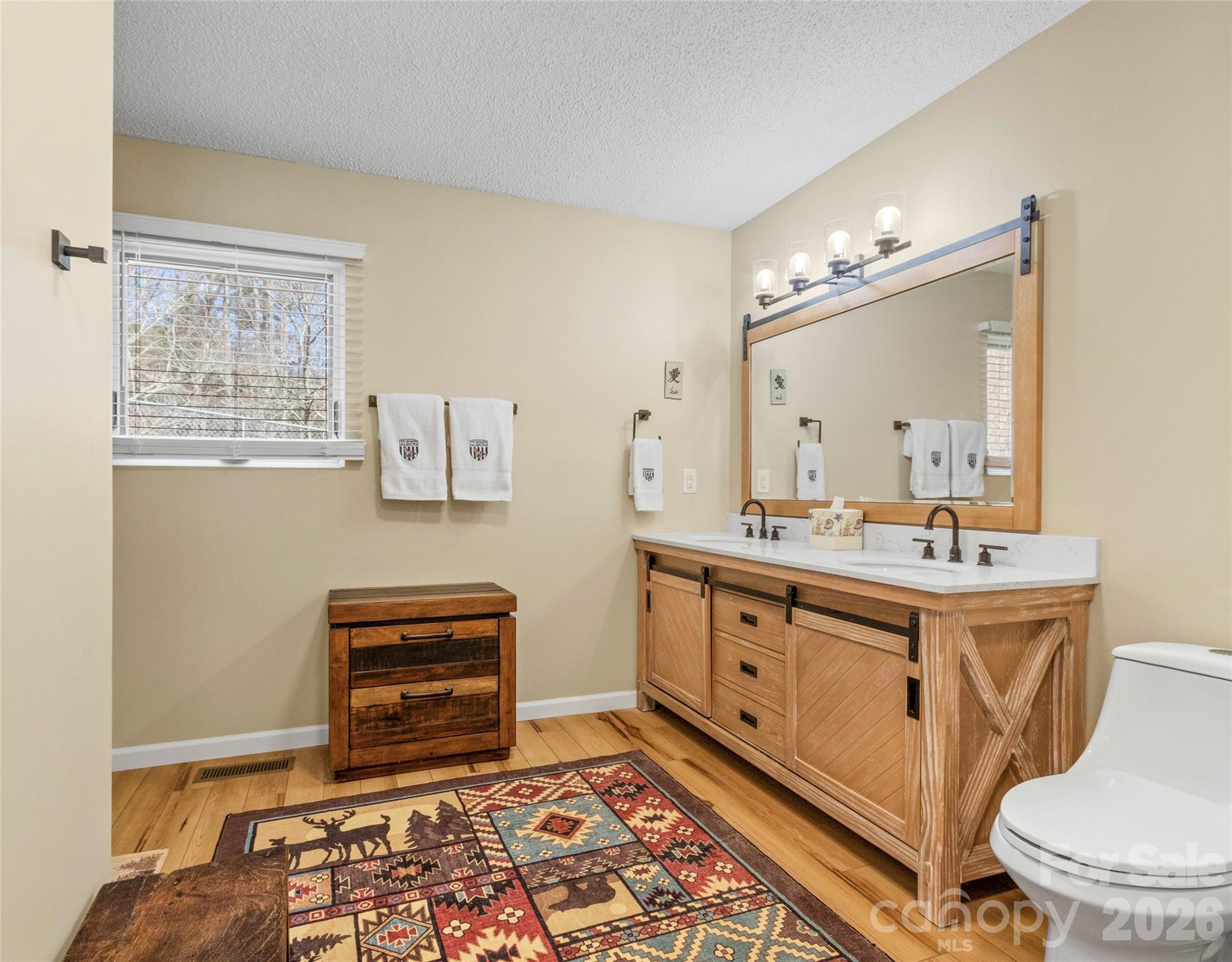 342 Mountain View Road — Burnsville