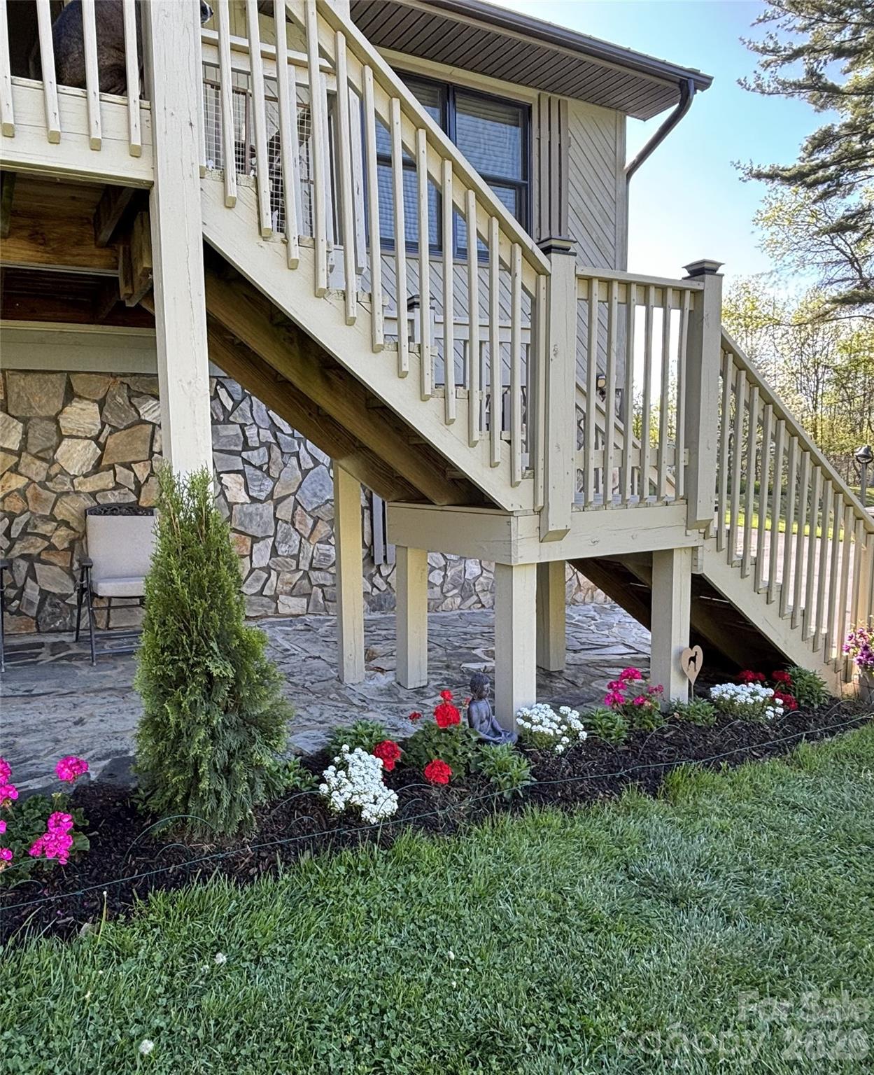 342 Mountain View Road — Burnsville