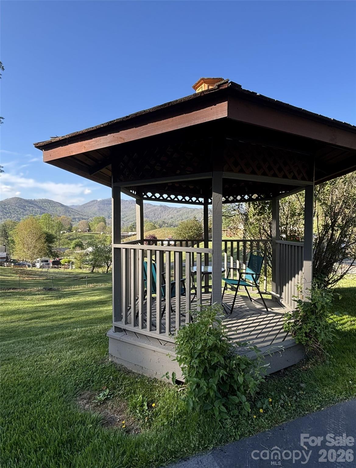 342 Mountain View Road — Burnsville