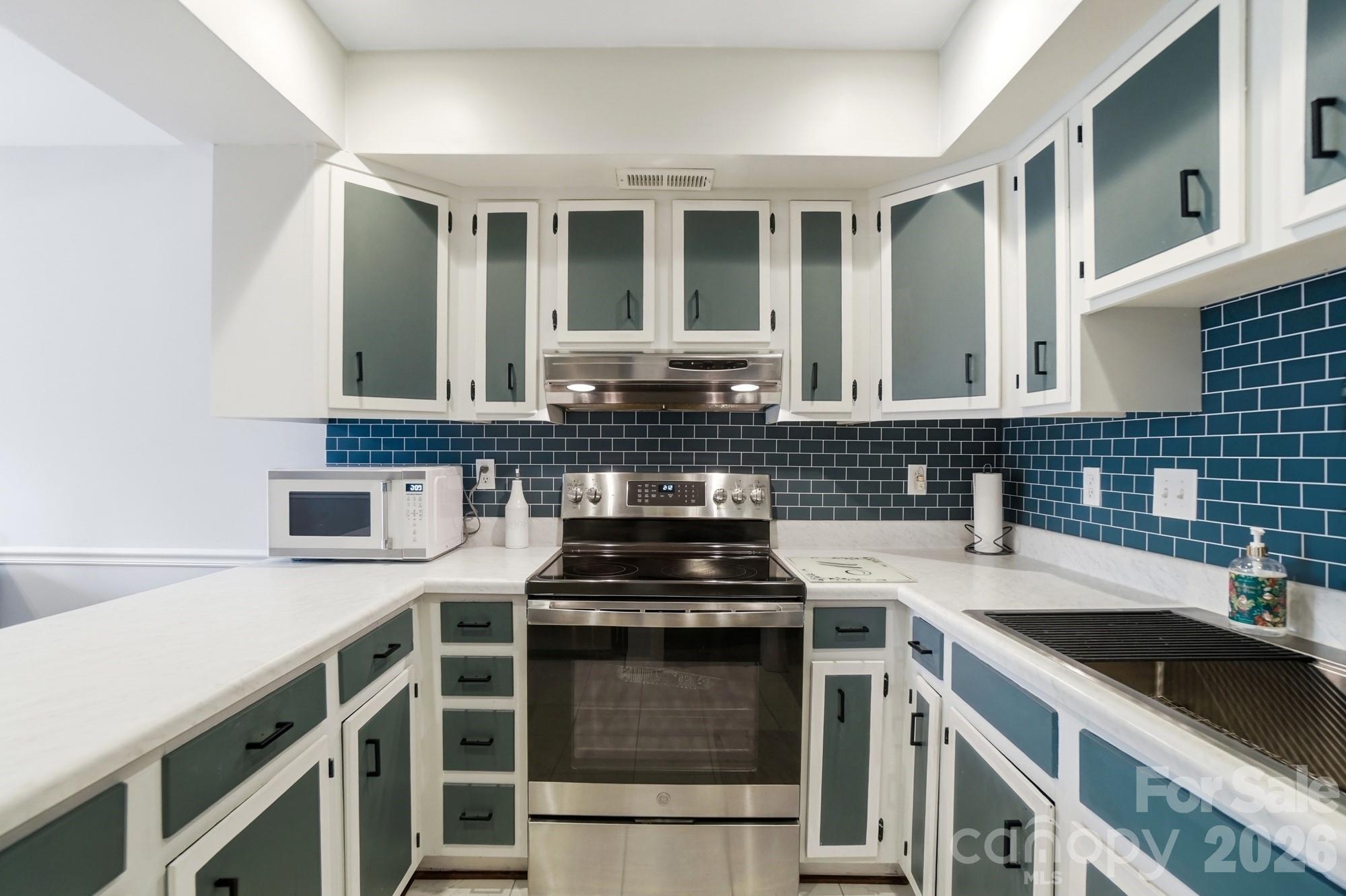 8407 Cricket Lake Drive — Charlotte