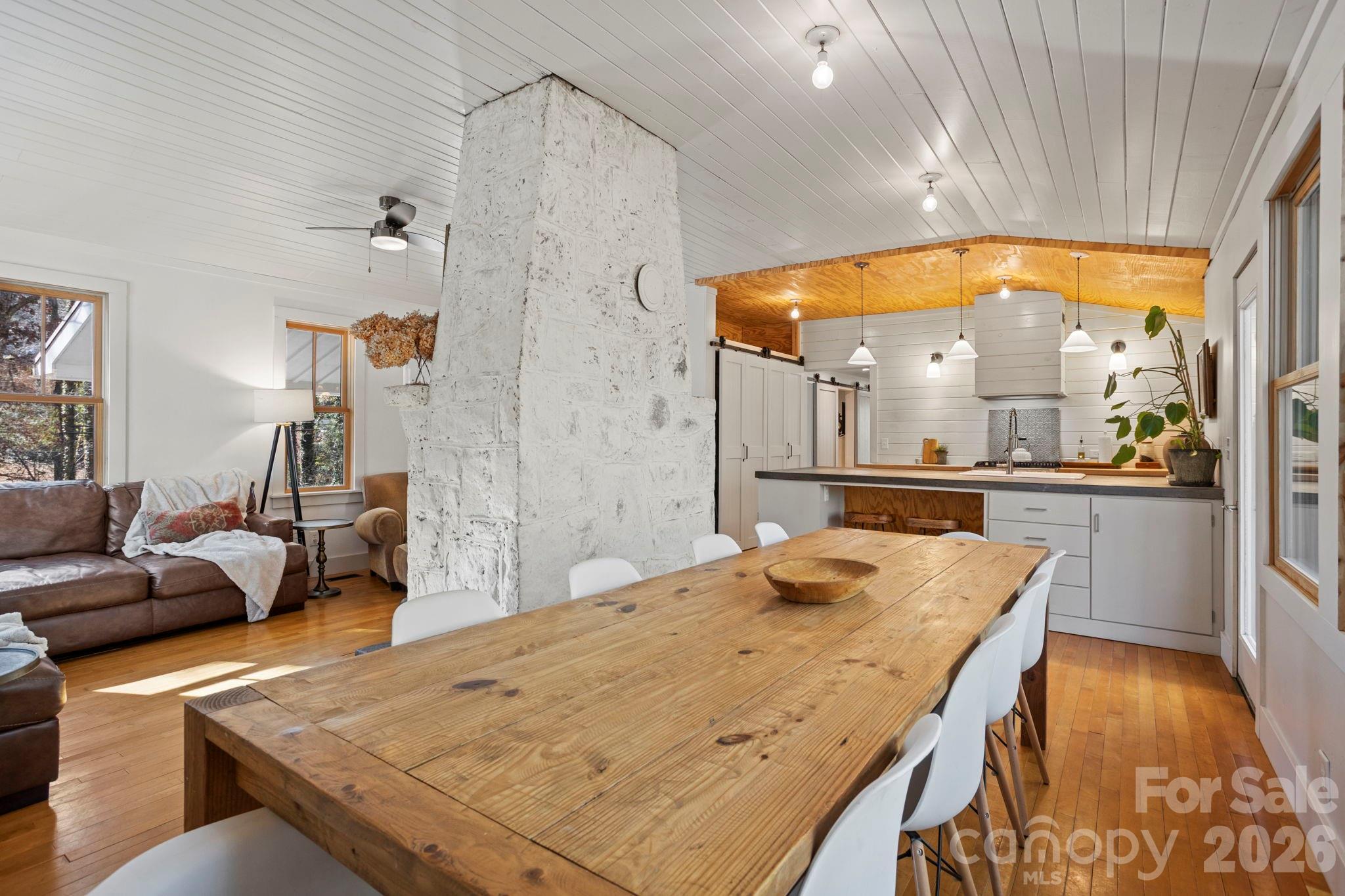 2525 Kanuga Road — Hendersonville