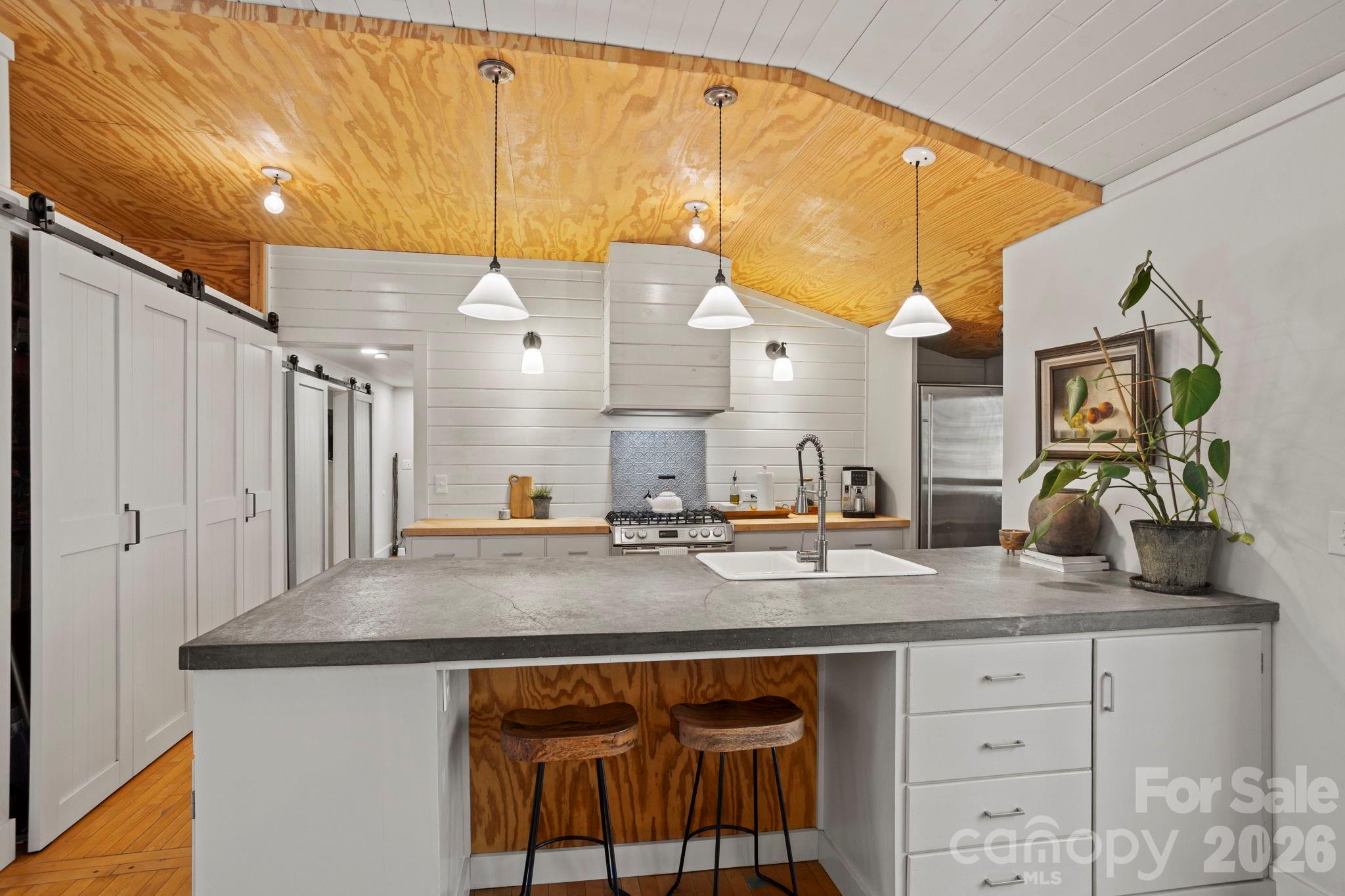 2525 Kanuga Road — Hendersonville