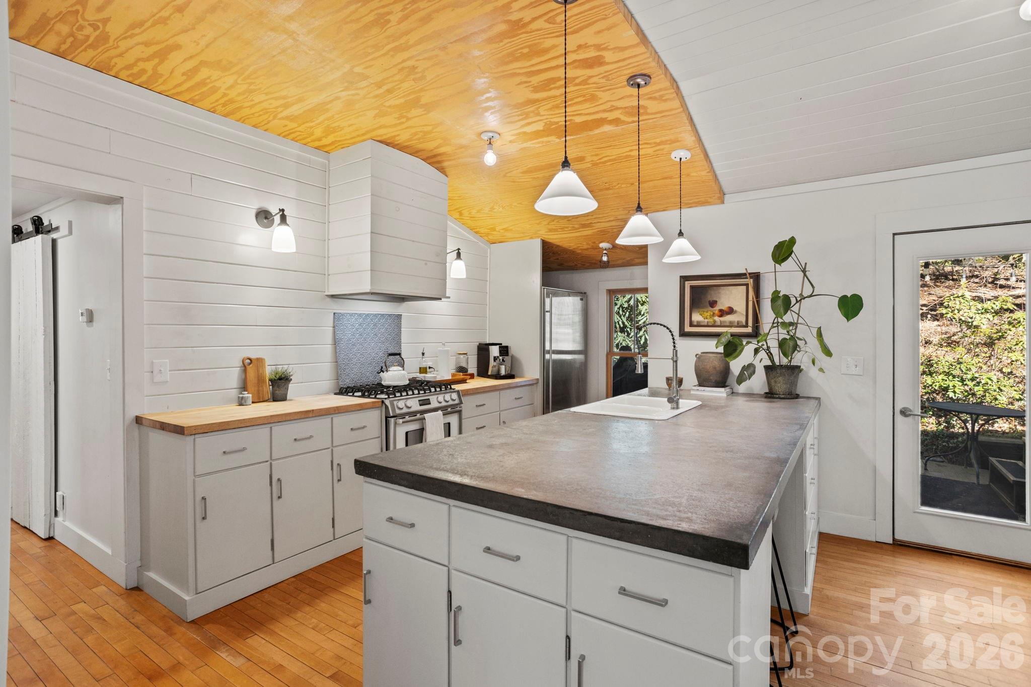 2525 Kanuga Road — Hendersonville