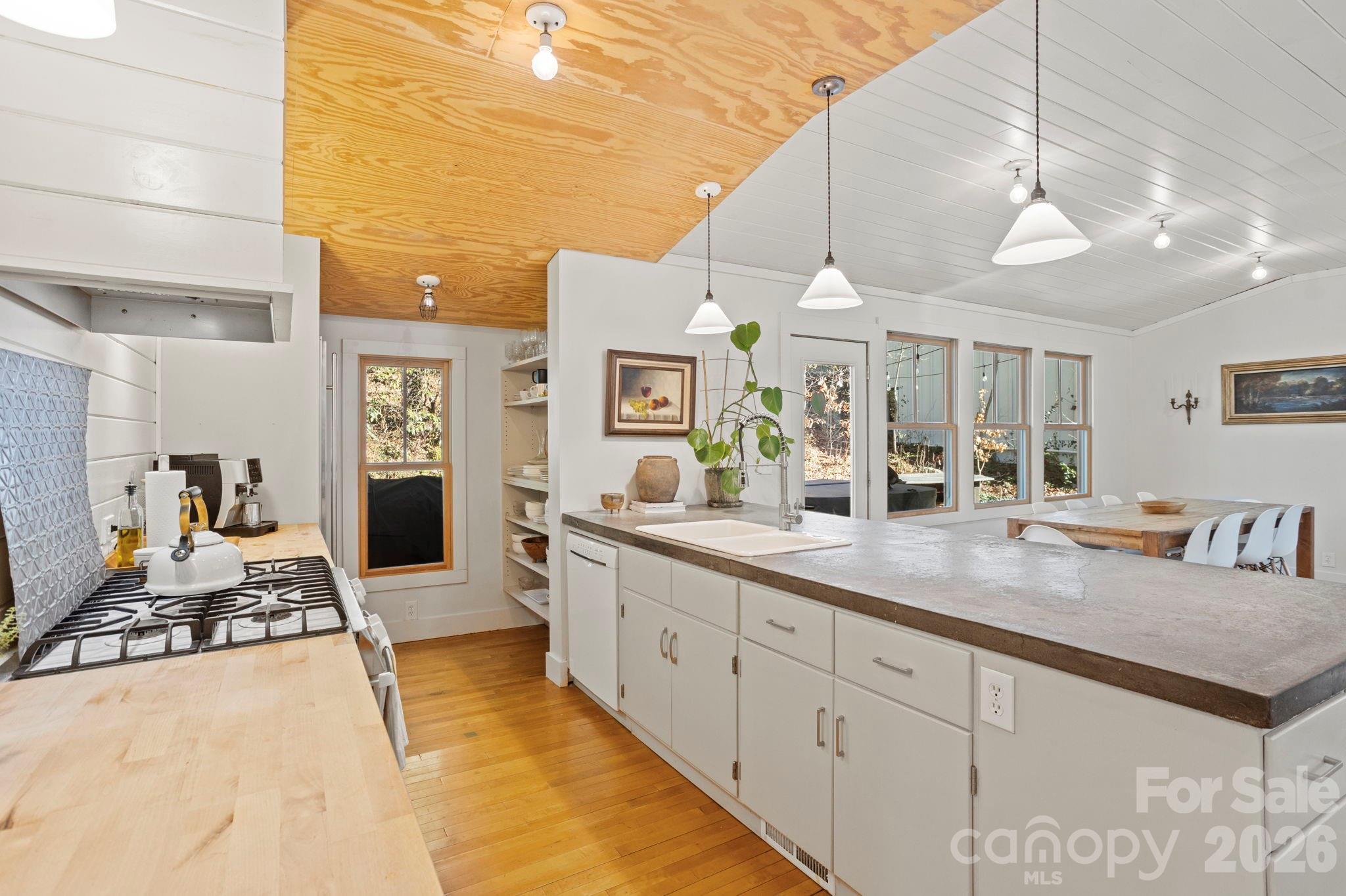 2525 Kanuga Road — Hendersonville