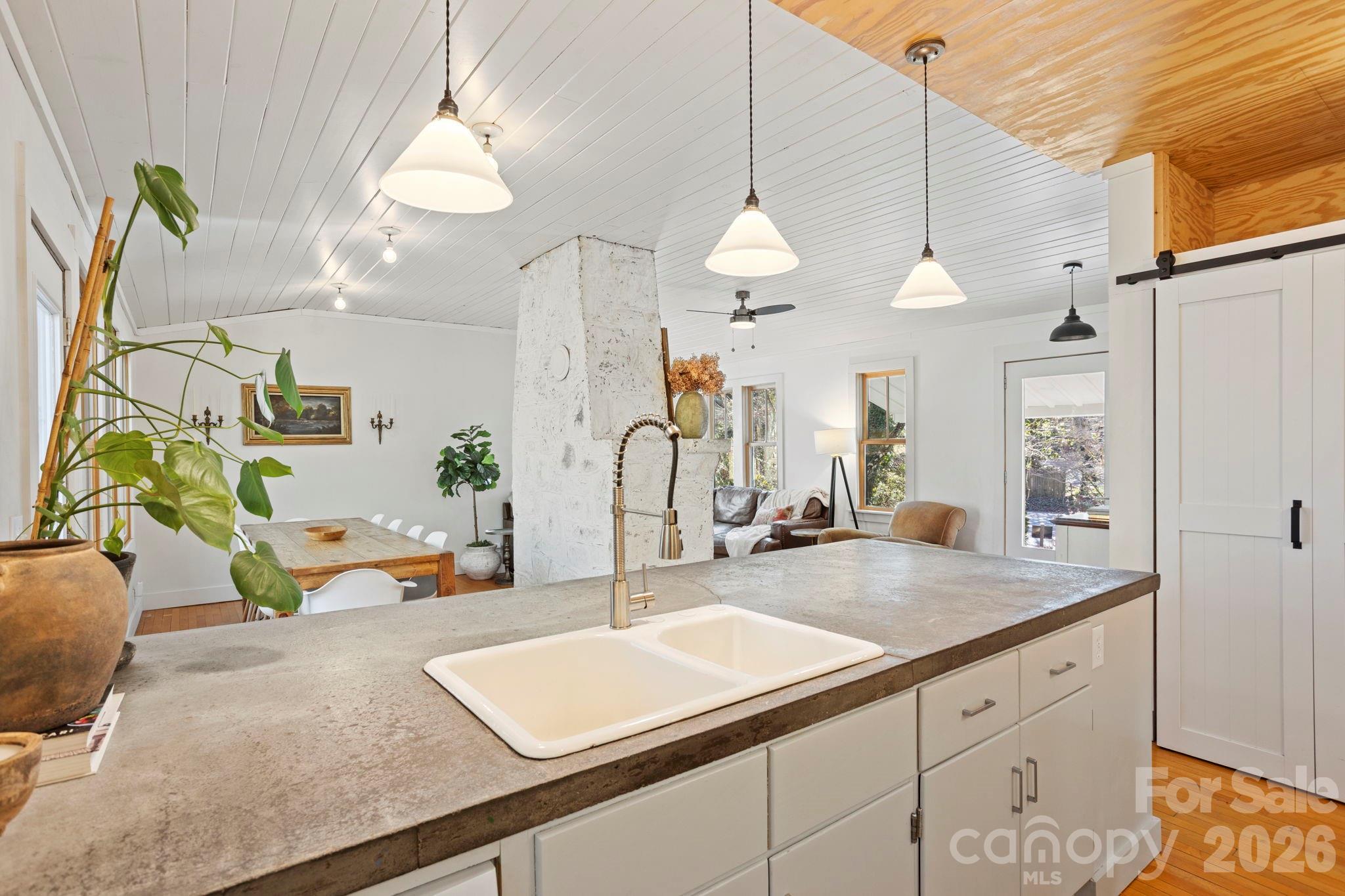 2525 Kanuga Road — Hendersonville