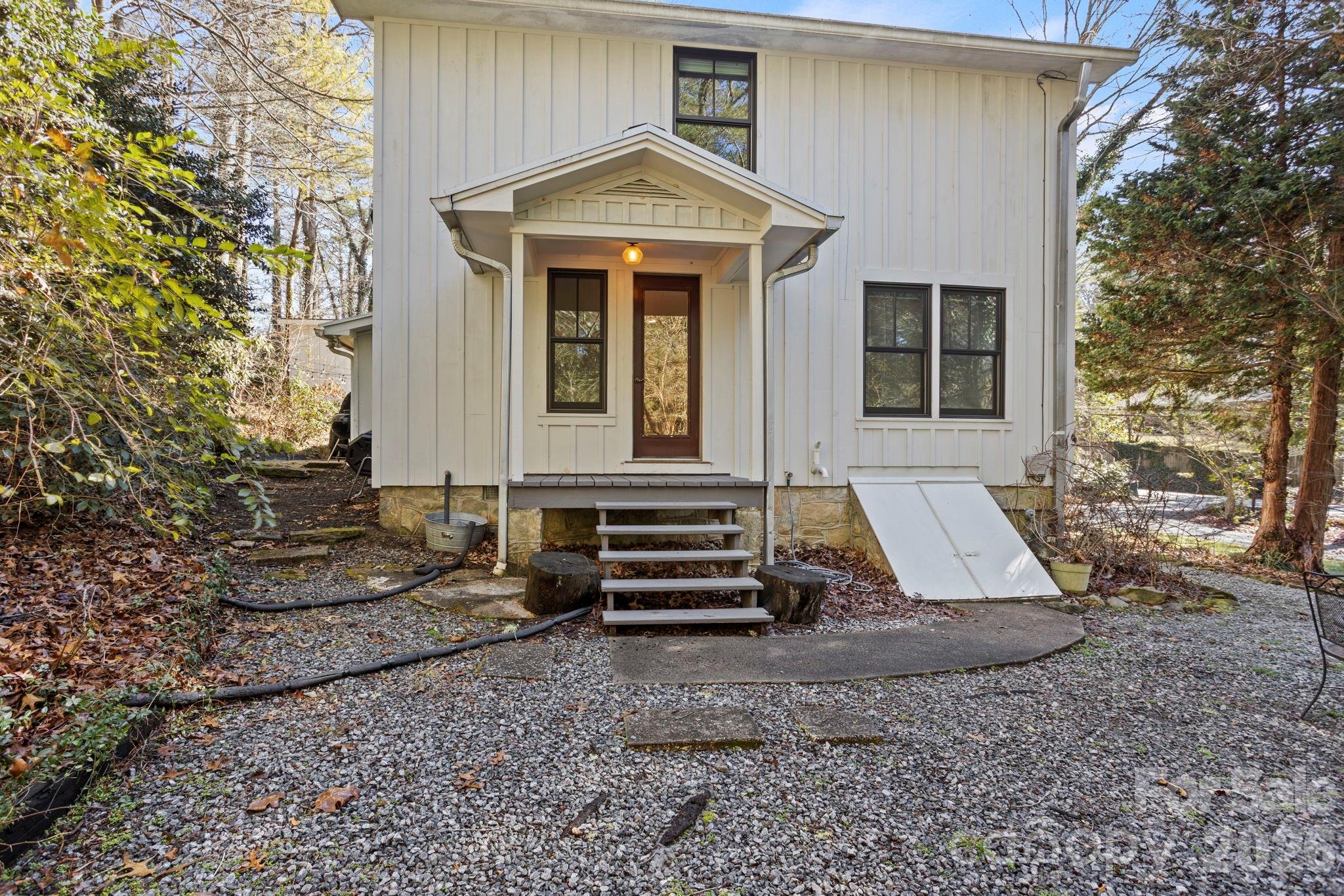 2525 Kanuga Road — Hendersonville