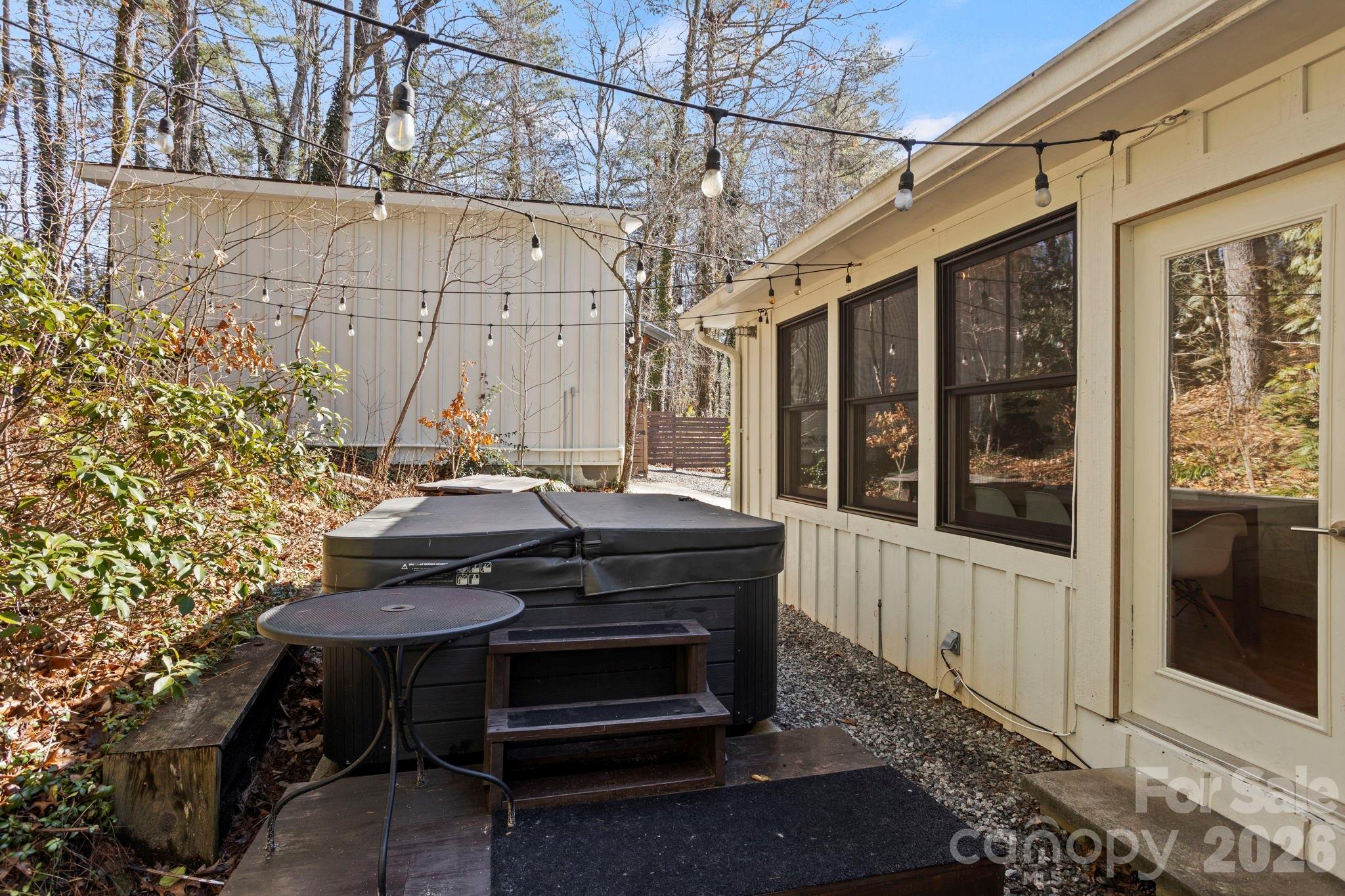 2525 Kanuga Road — Hendersonville