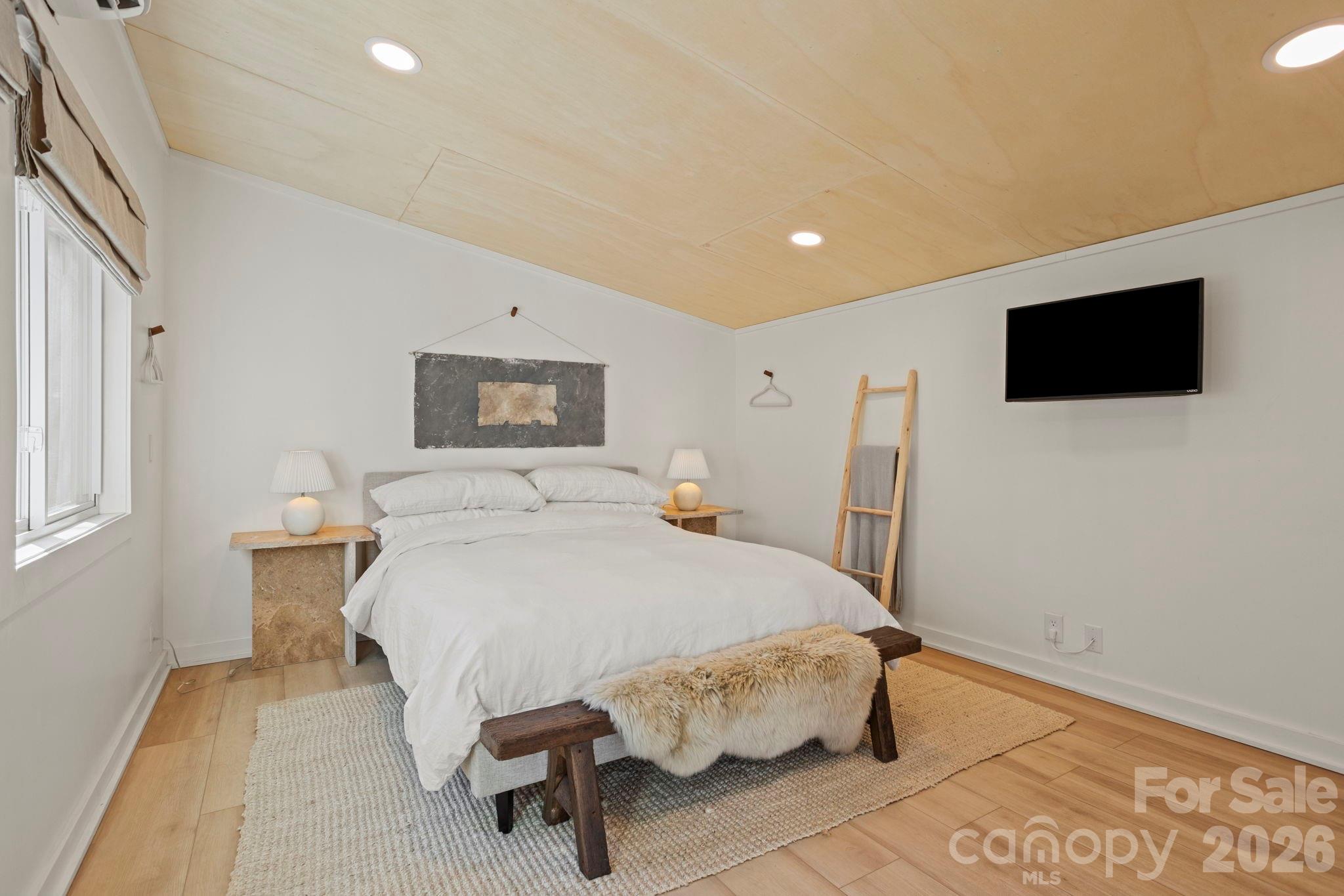 2525 Kanuga Road — Hendersonville