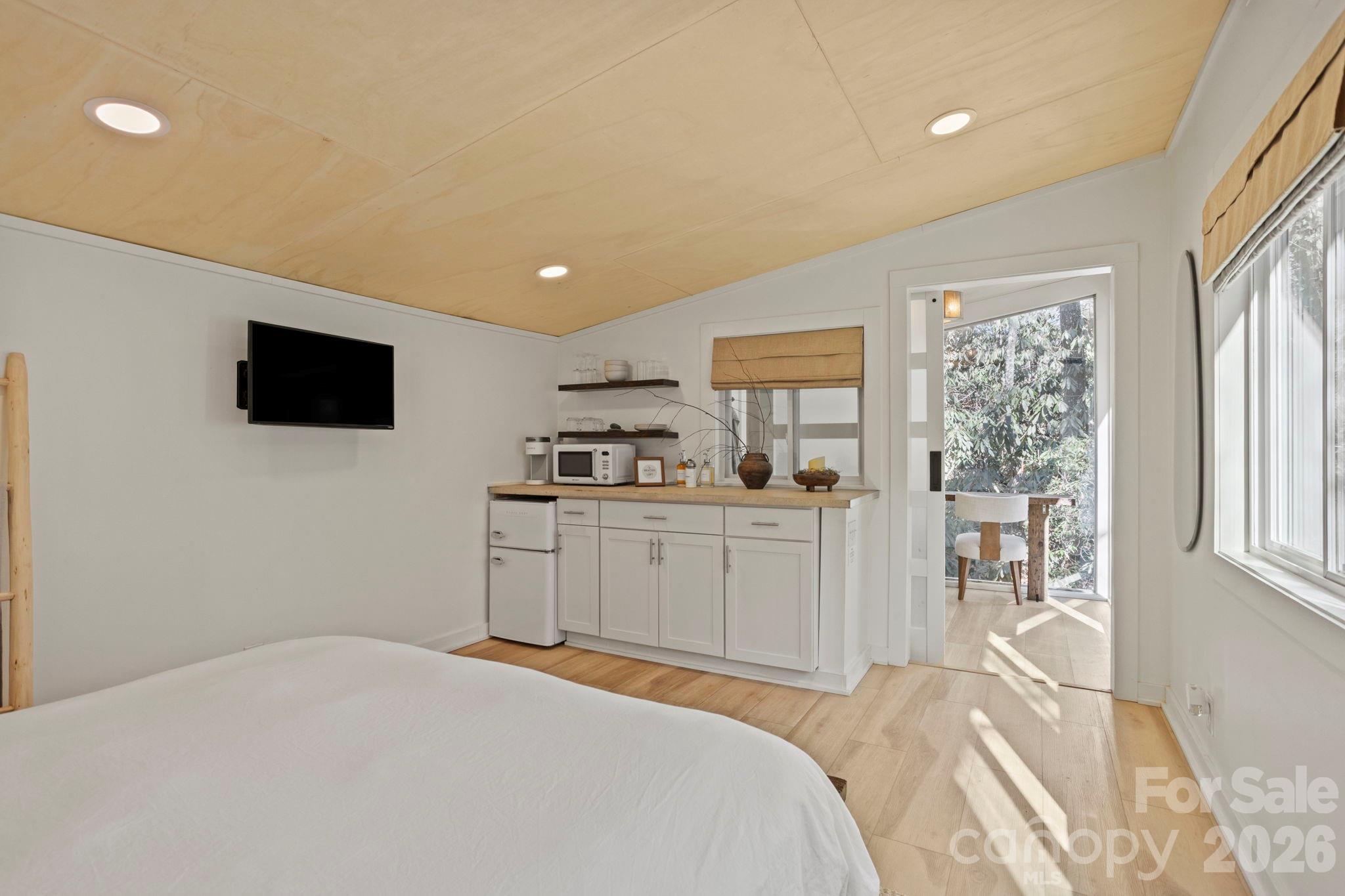 2525 Kanuga Road — Hendersonville