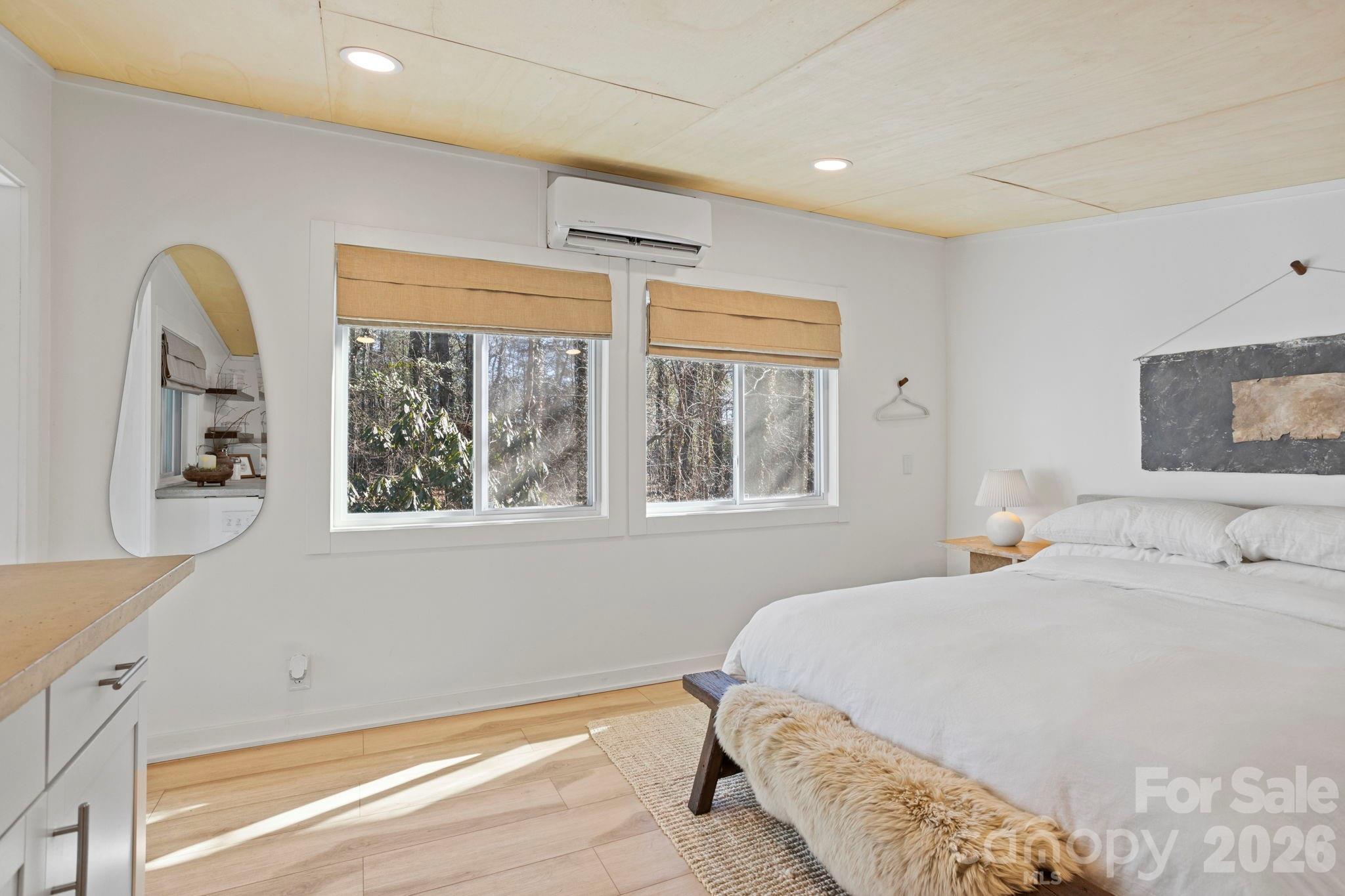 2525 Kanuga Road — Hendersonville