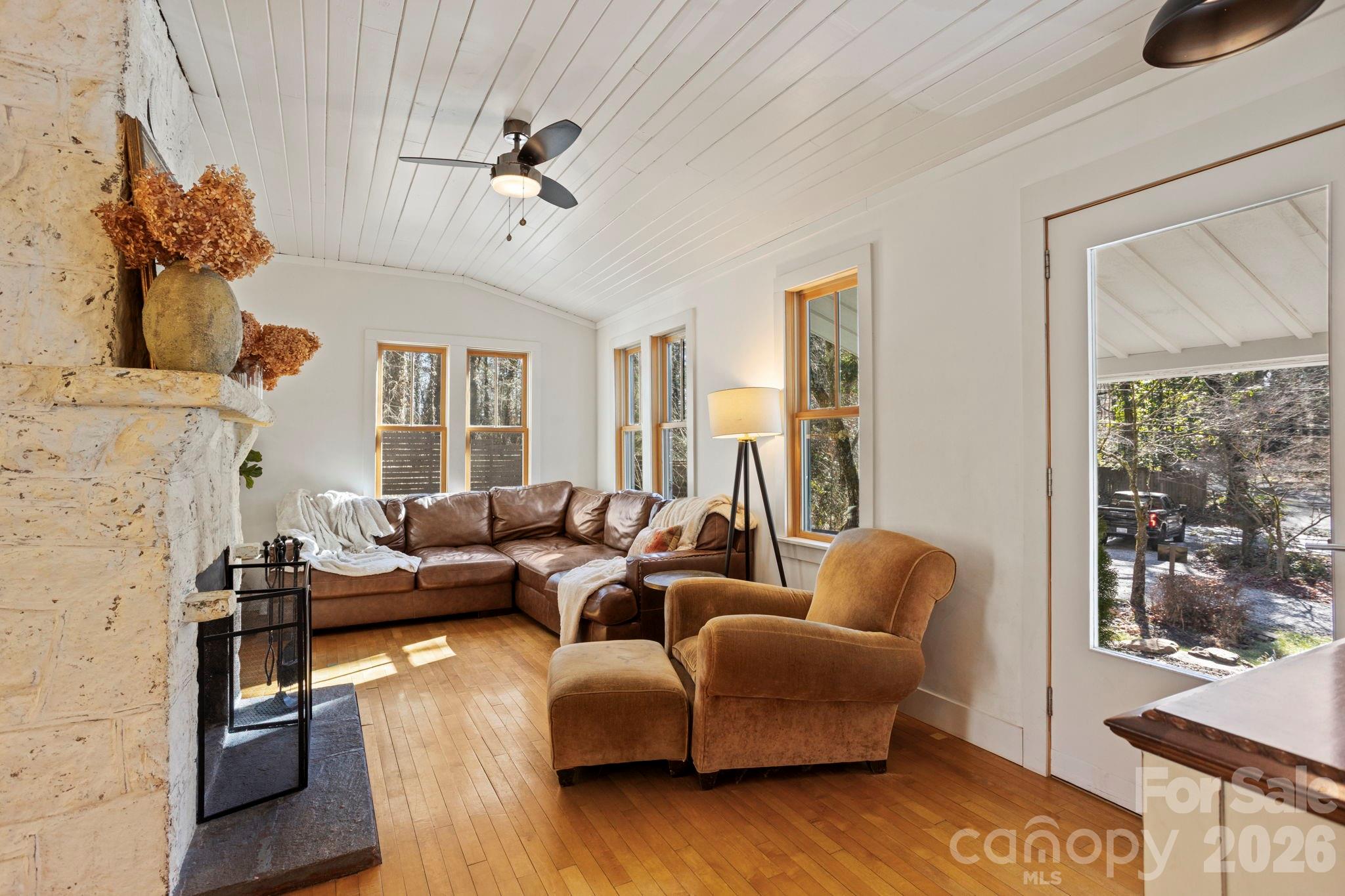 2525 Kanuga Road — Hendersonville