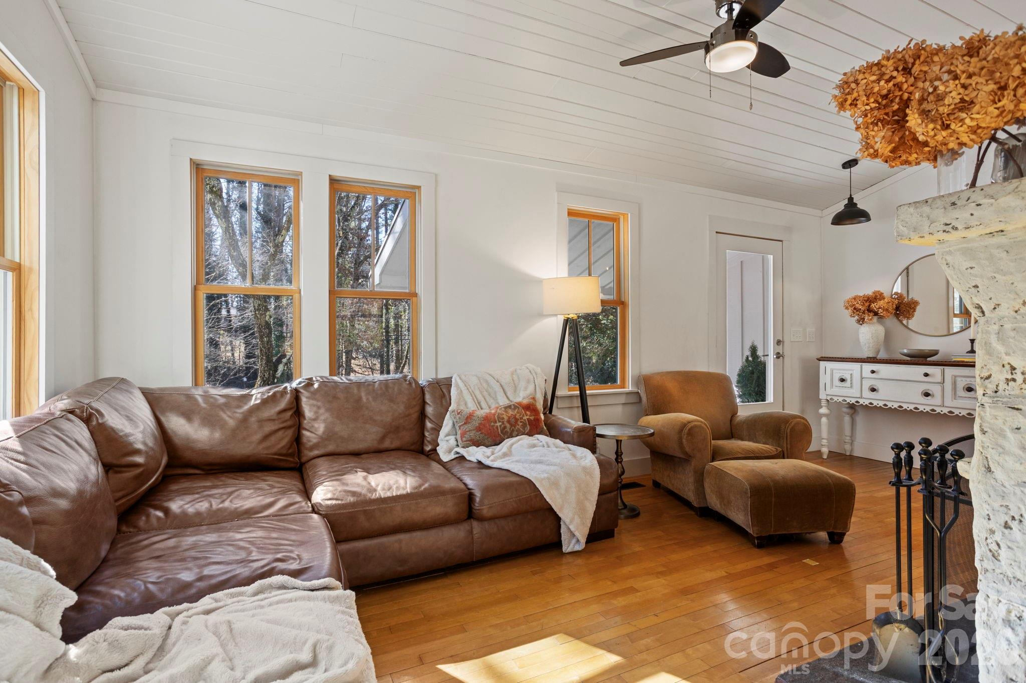 2525 Kanuga Road — Hendersonville
