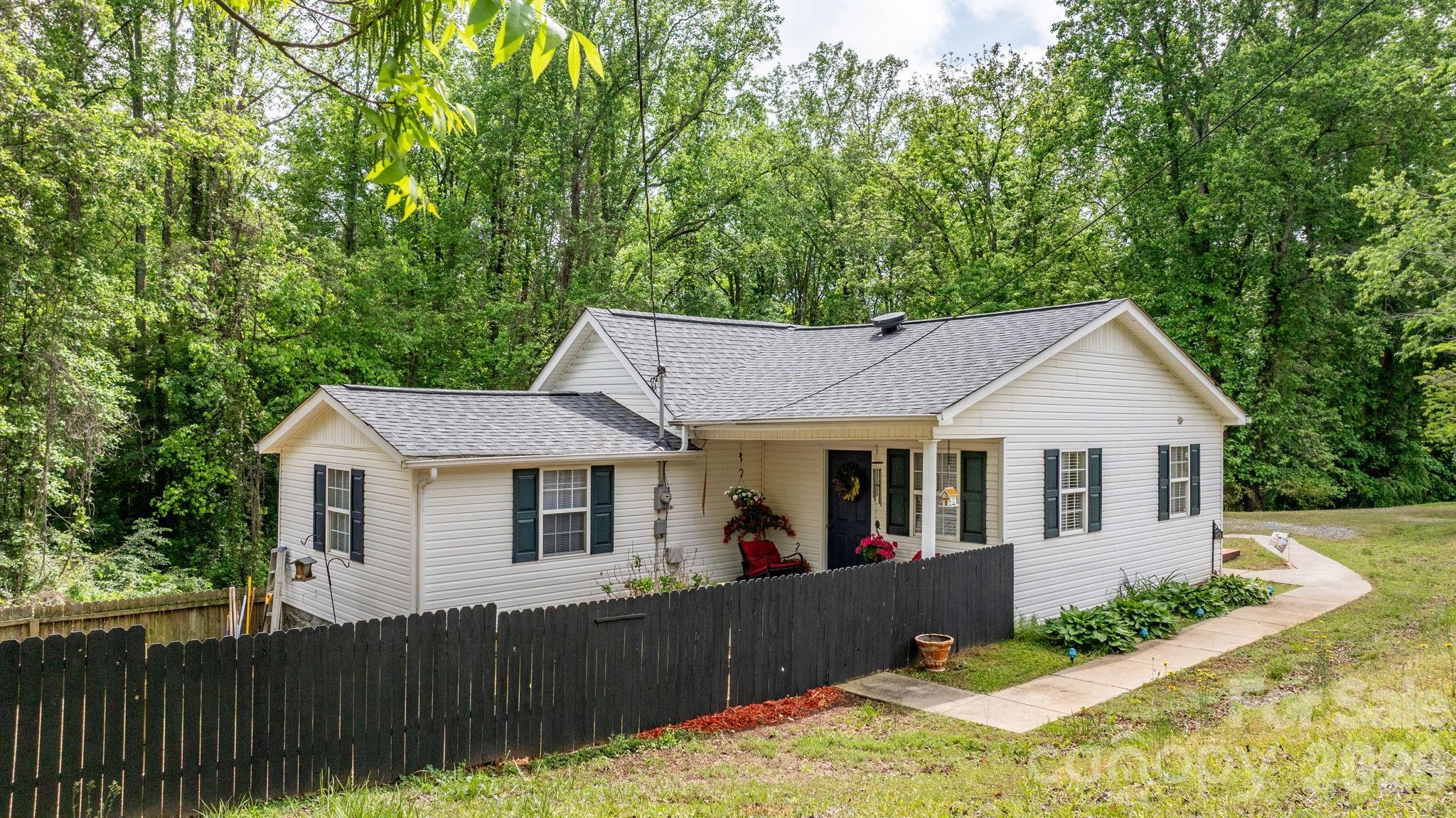 625 Milton Avenue SW — Valdese