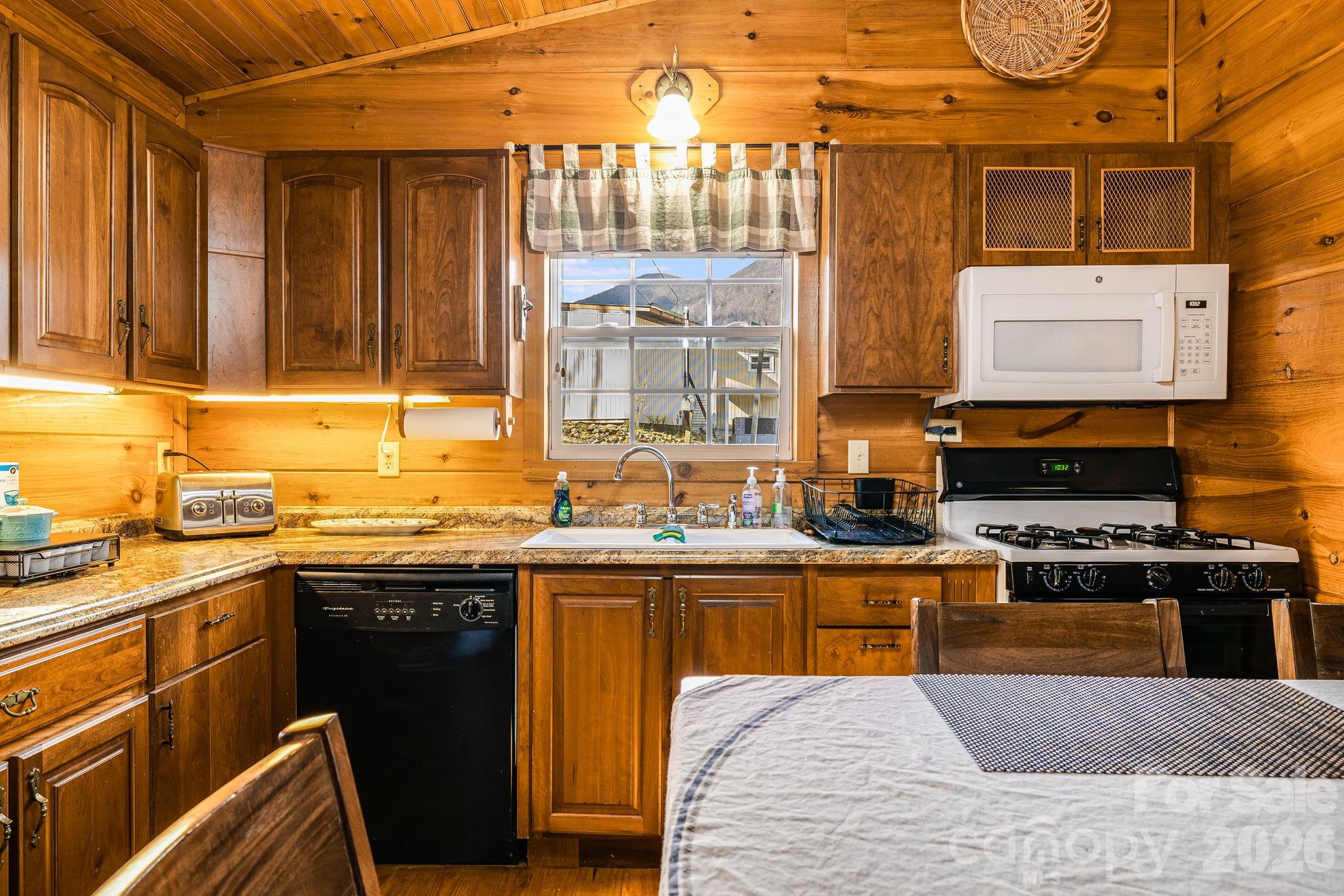 233 Rocky Top Road — Maggie Valley