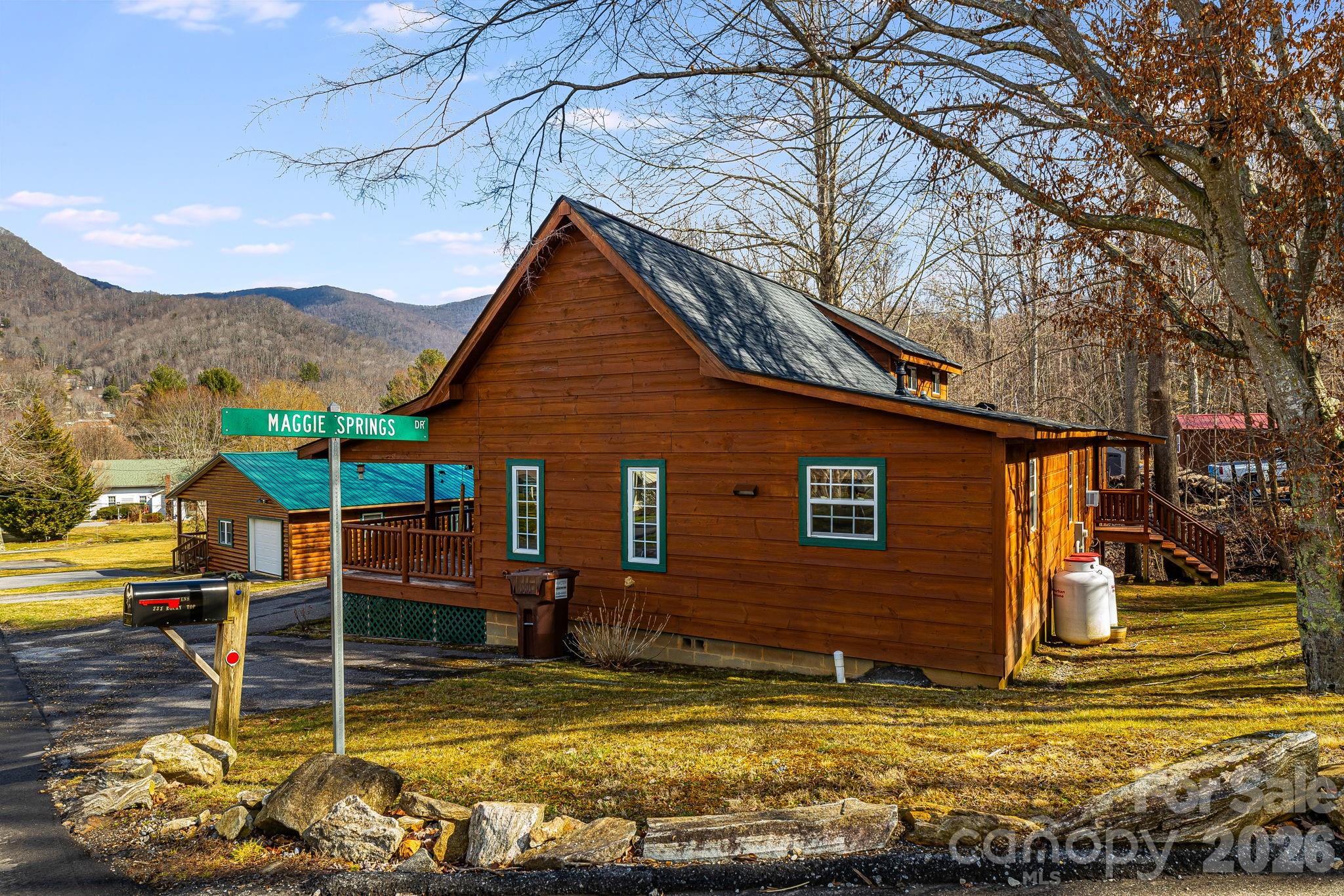 233 Rocky Top Road — Maggie Valley
