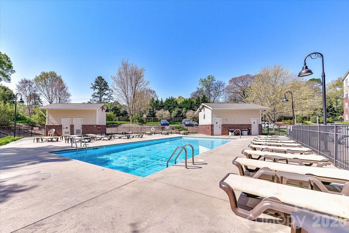 1000 E Woodlawn Road #118 — Charlotte
