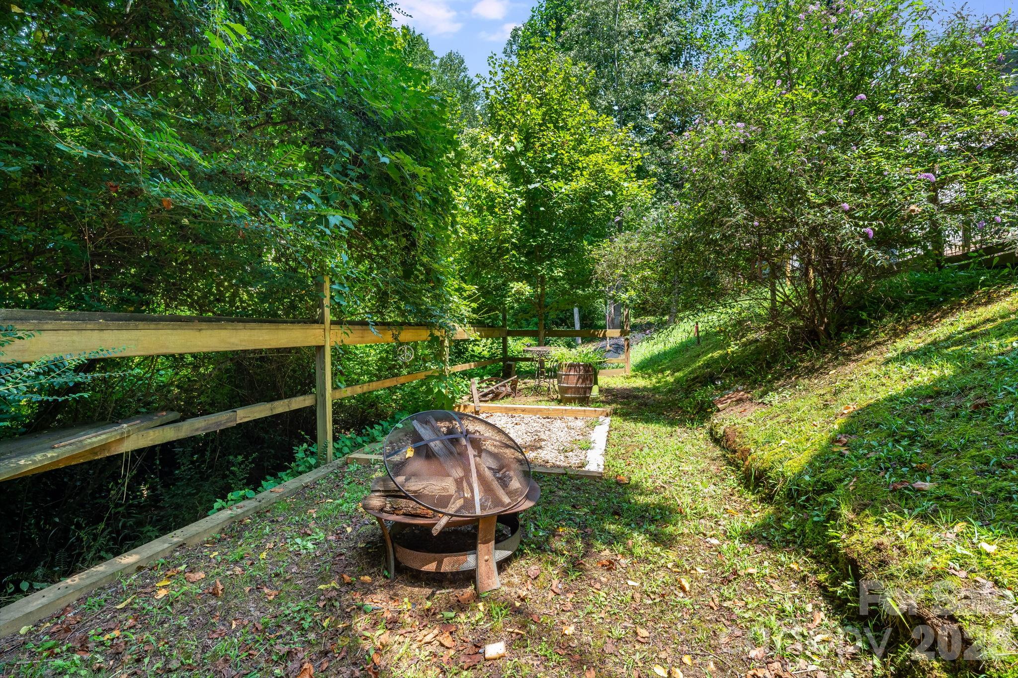 35 Emmett Lane — Asheville