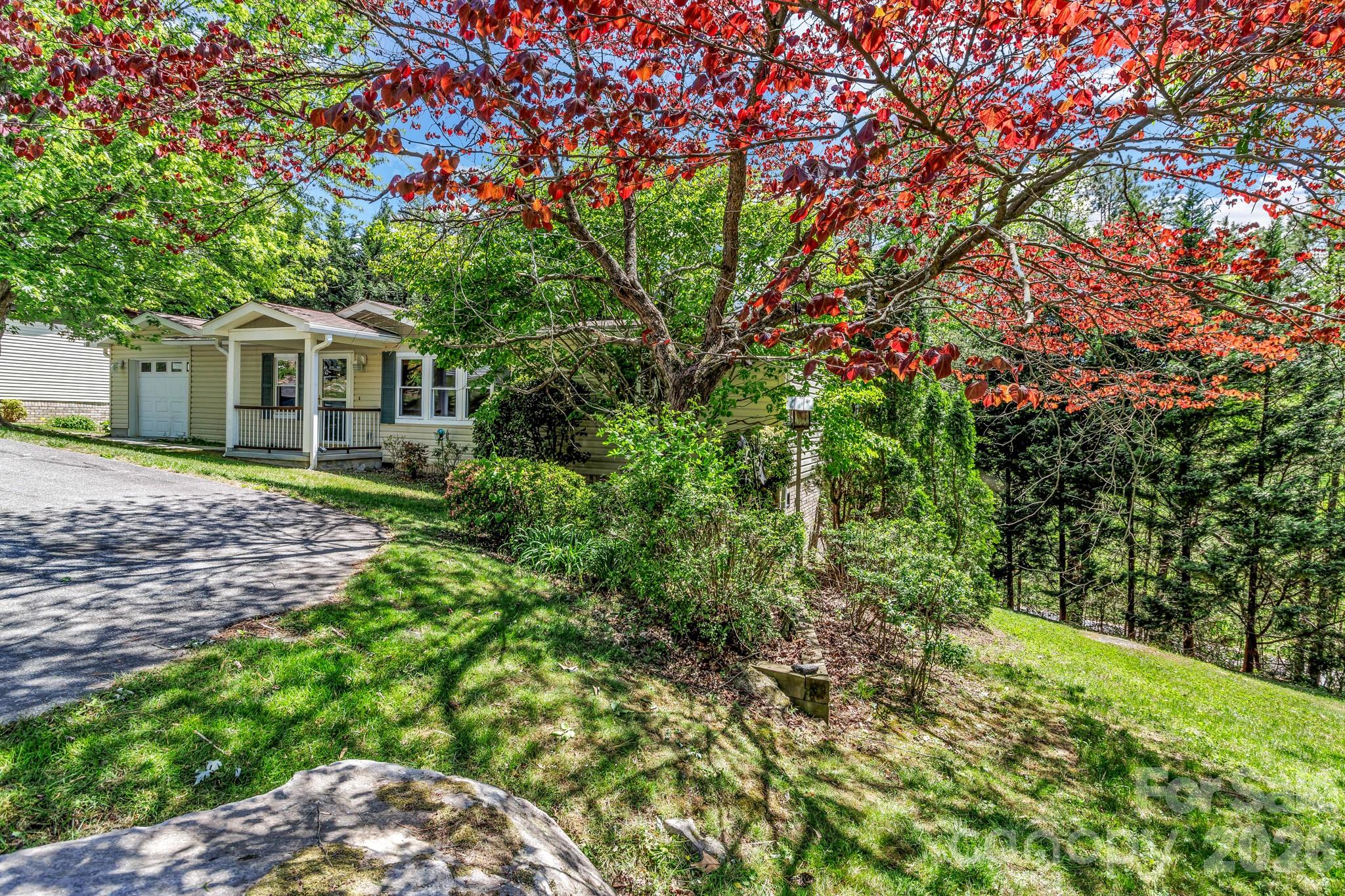405 Deerfield Court — Hendersonville