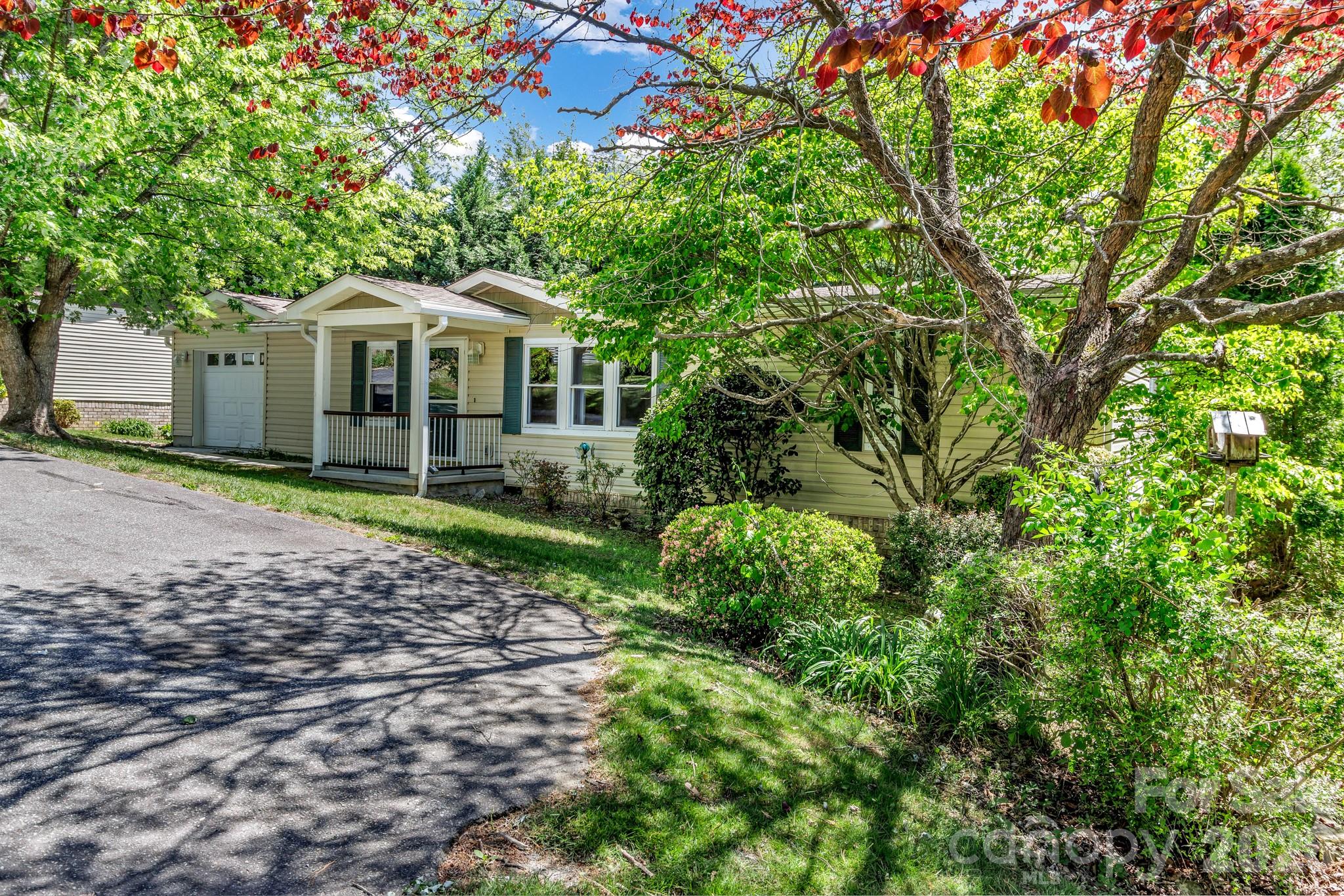 405 Deerfield Court — Hendersonville