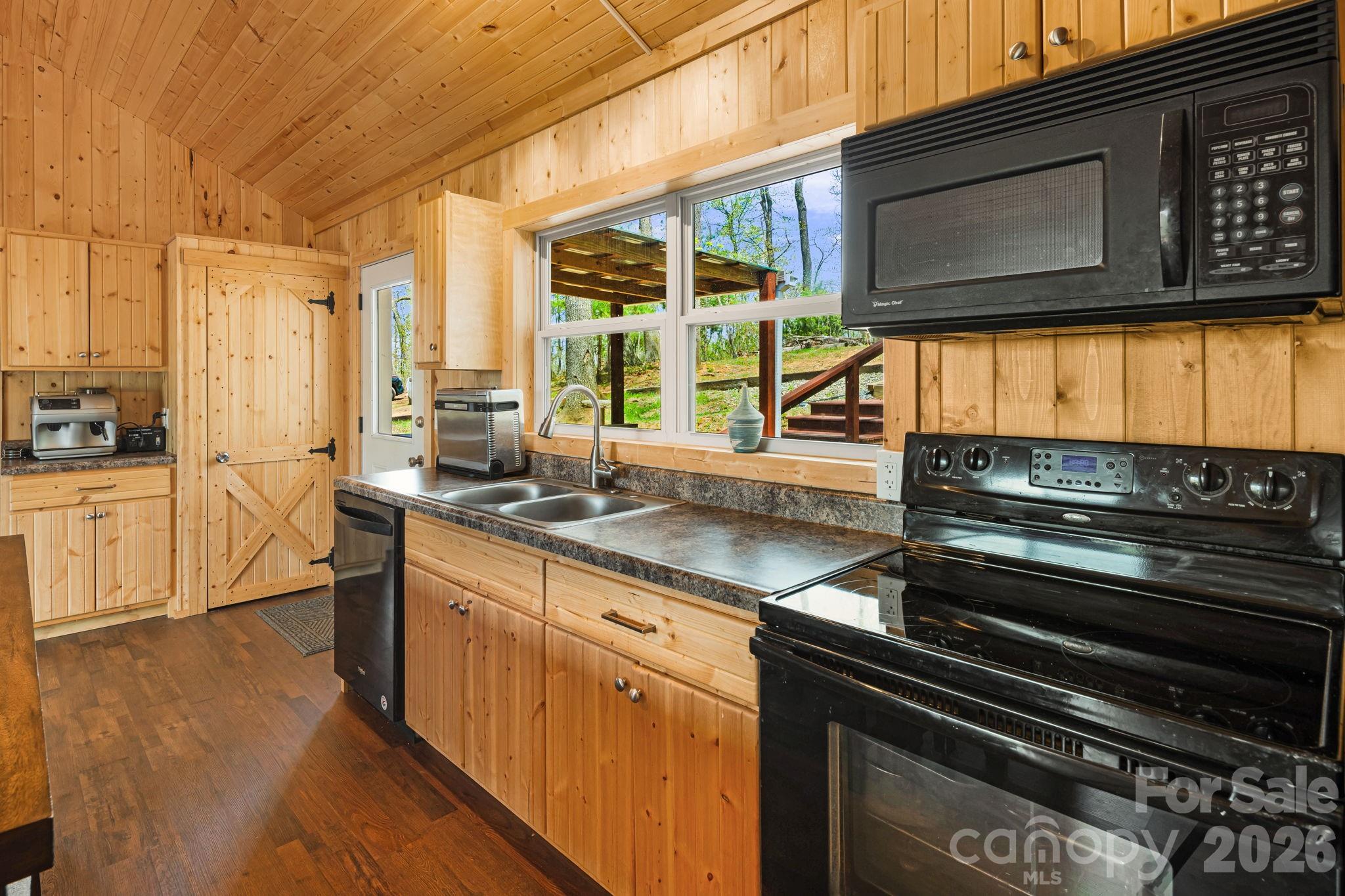 120 Wilderness Drive — Weaverville