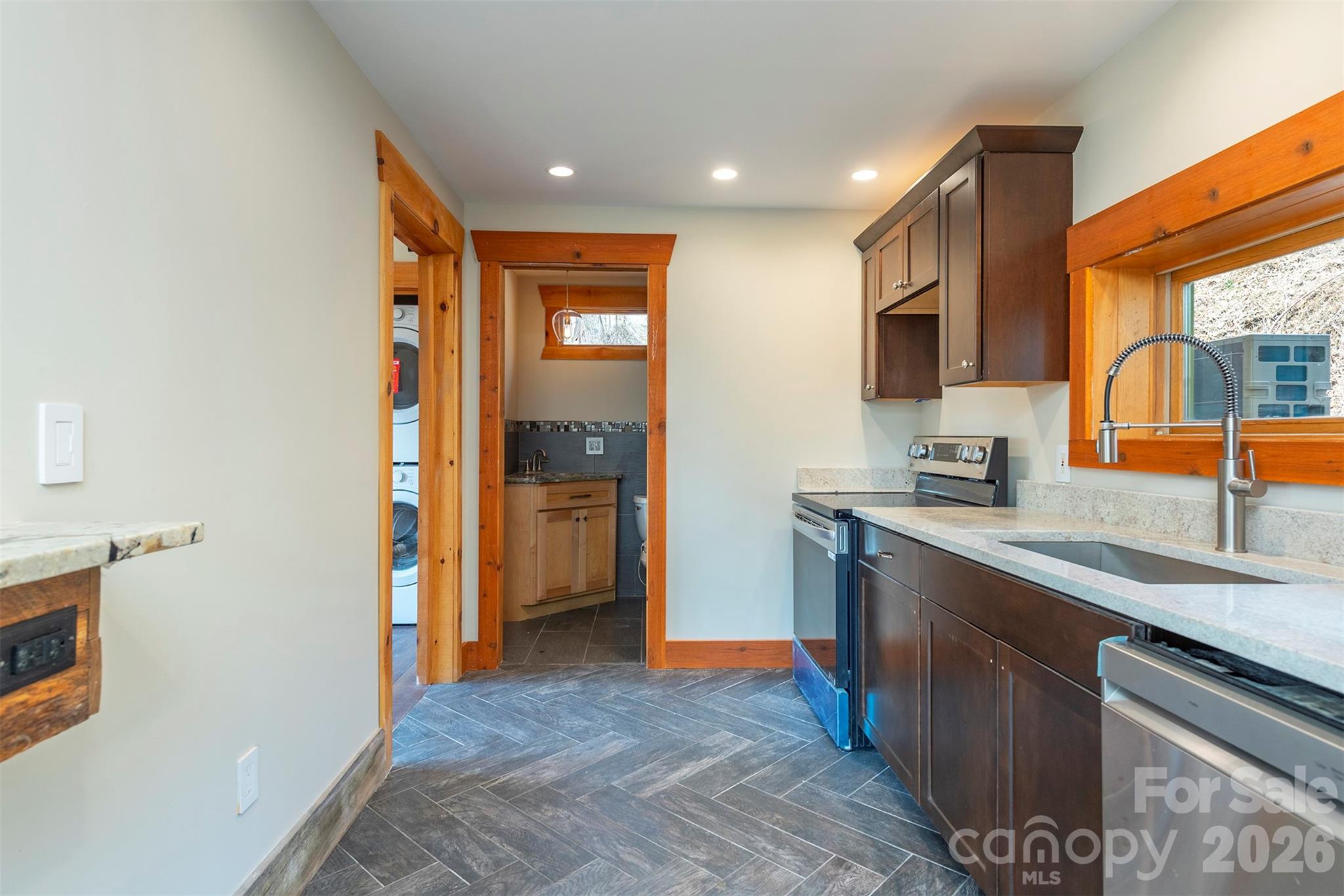 316 Oakdale Drive — Hendersonville