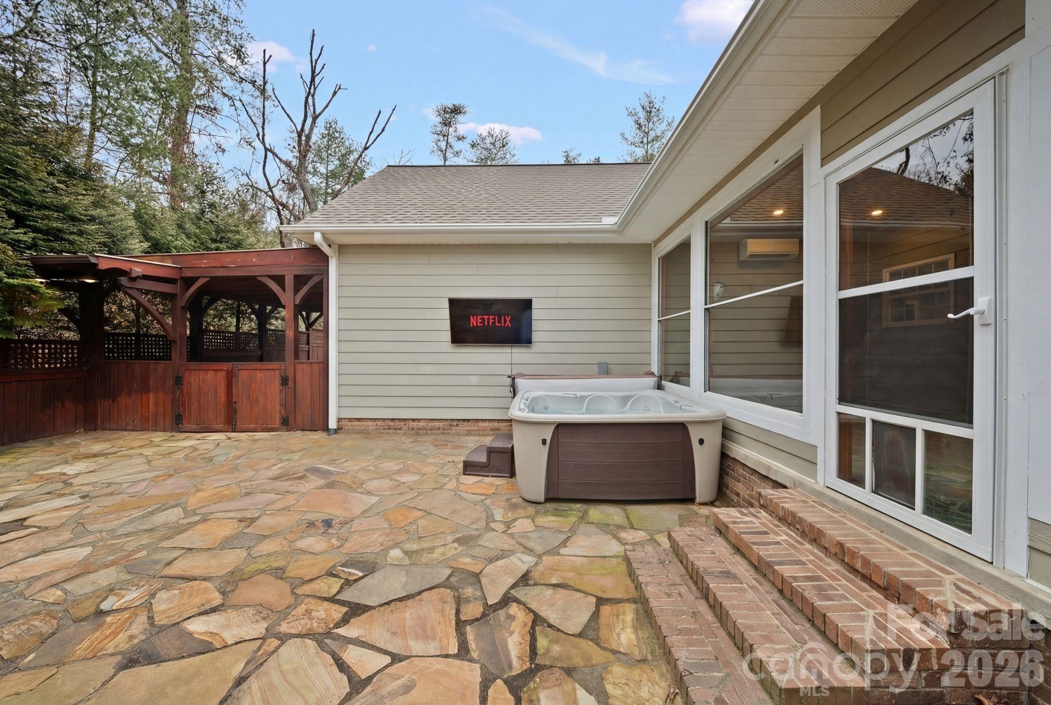 21 Hope Road — Weaverville