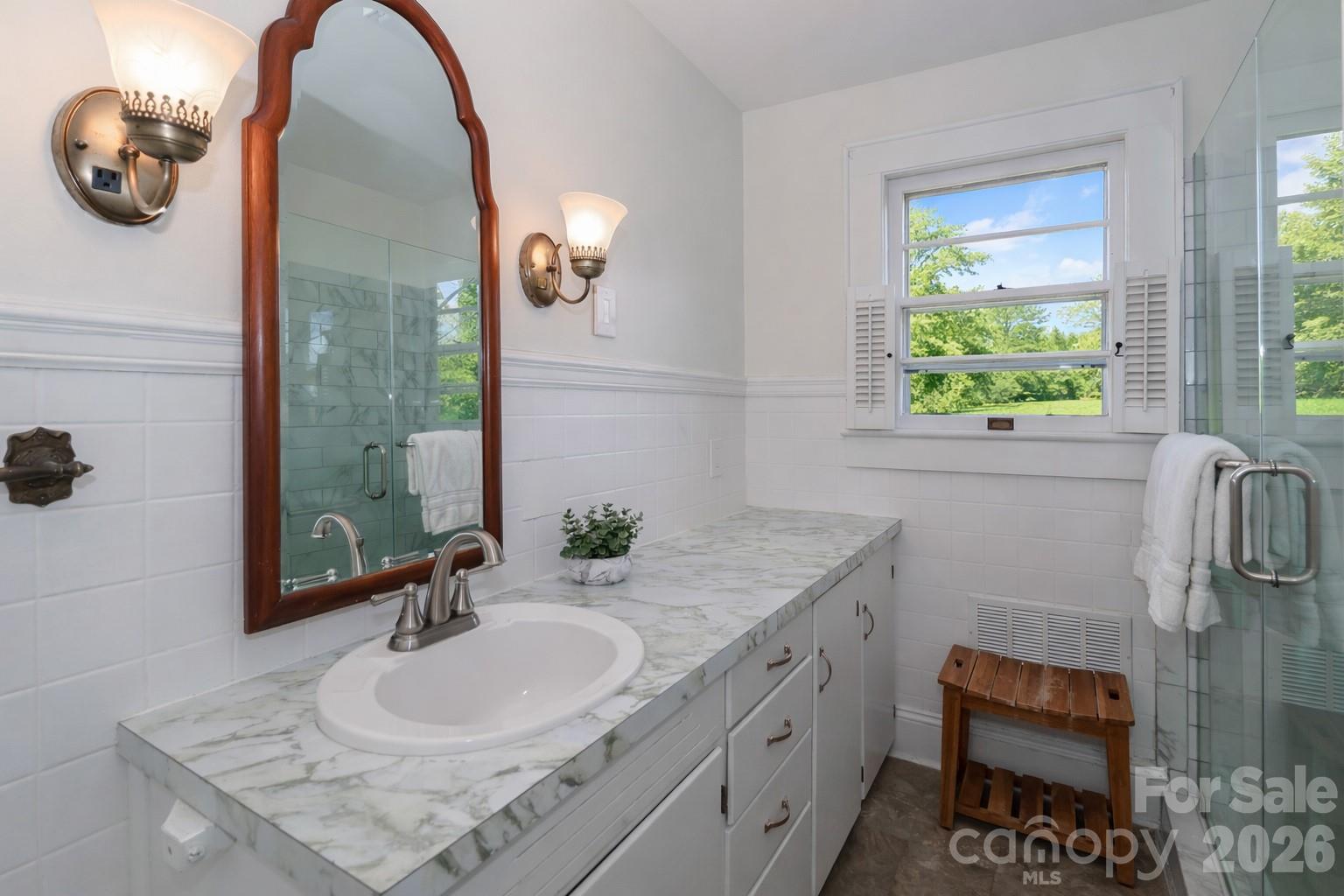 216 31st Avenue NW — Hickory