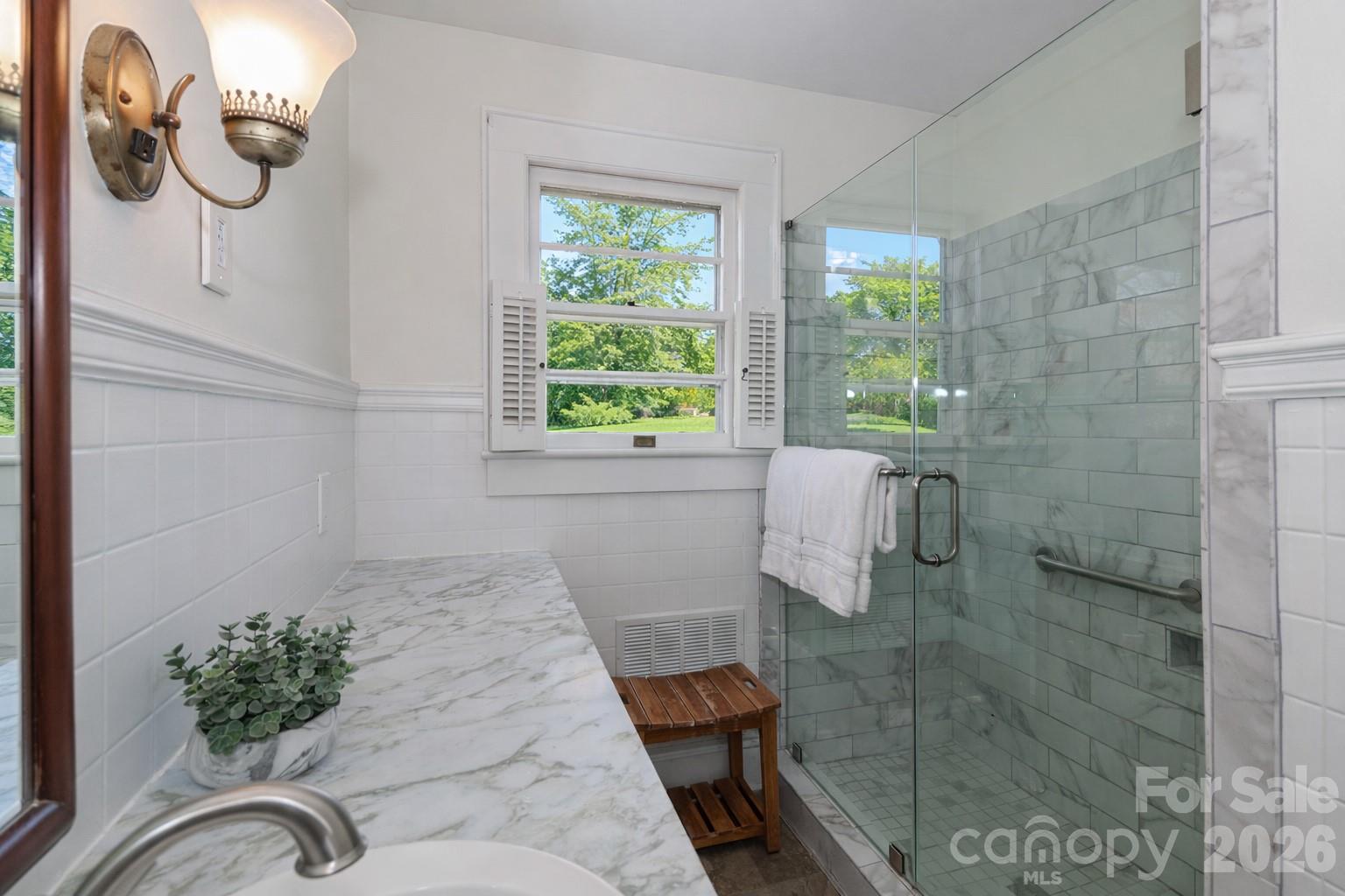 216 31st Avenue NW — Hickory