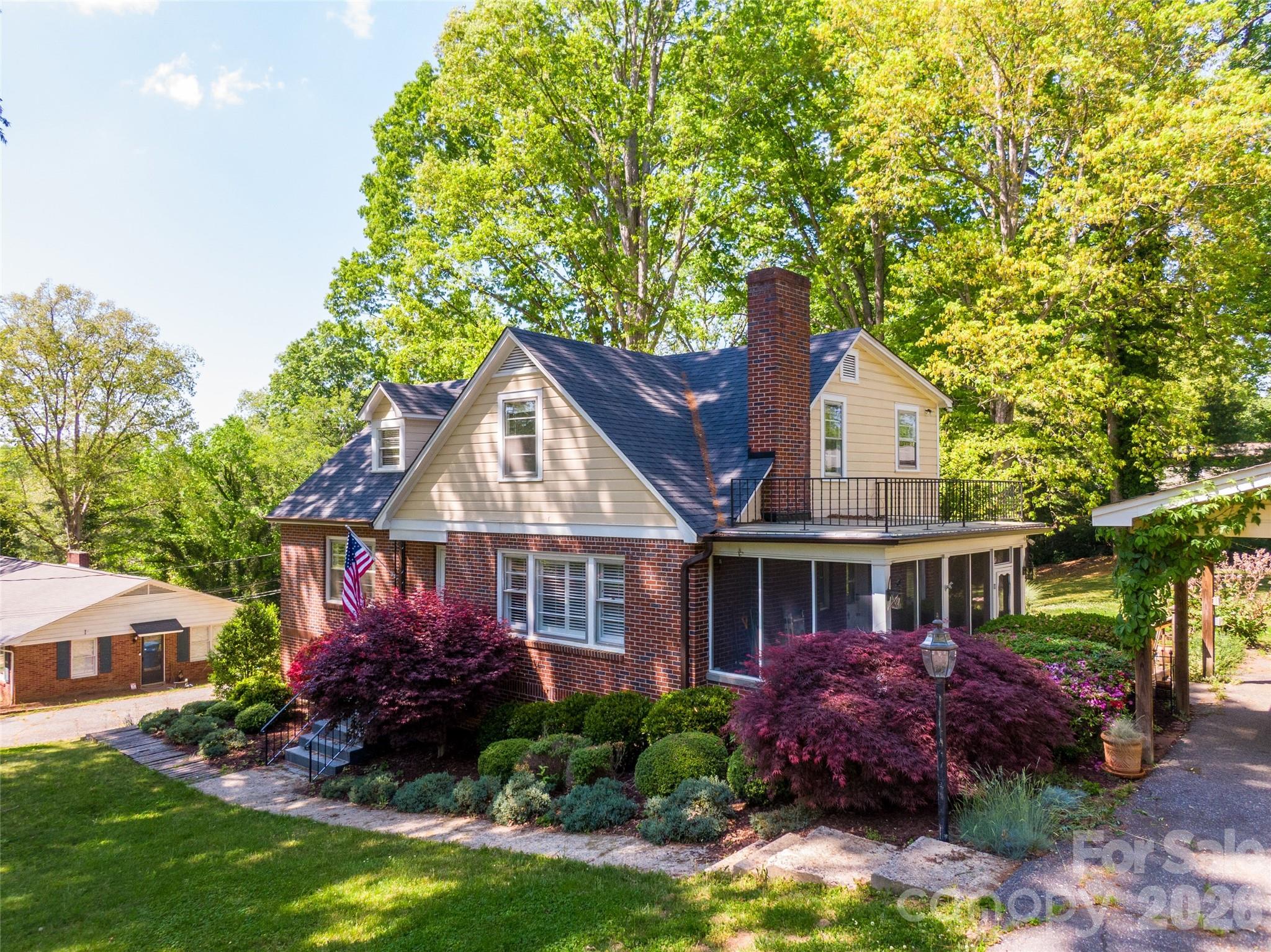 216 31st Avenue NW — Hickory