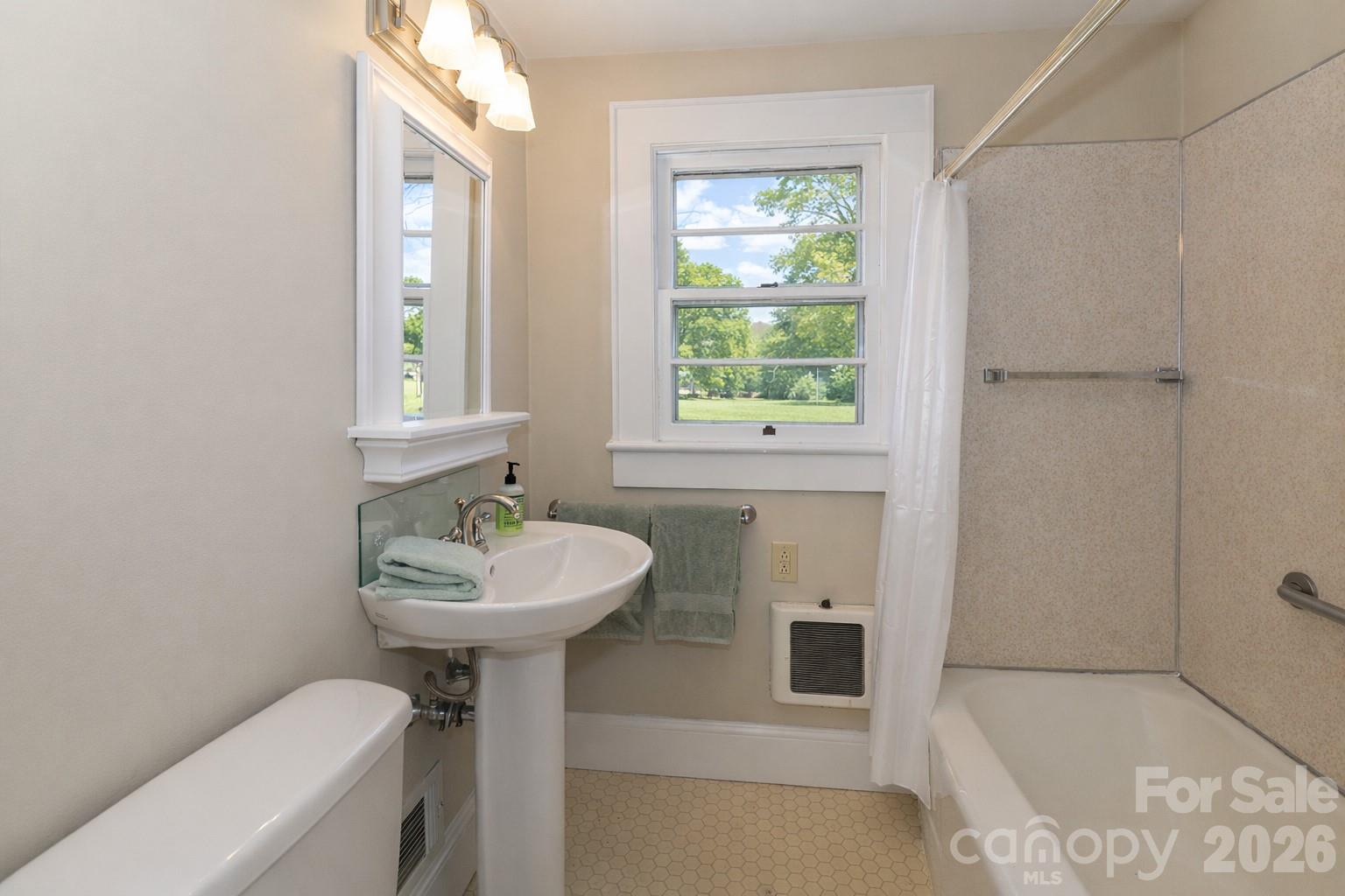 216 31st Avenue NW — Hickory