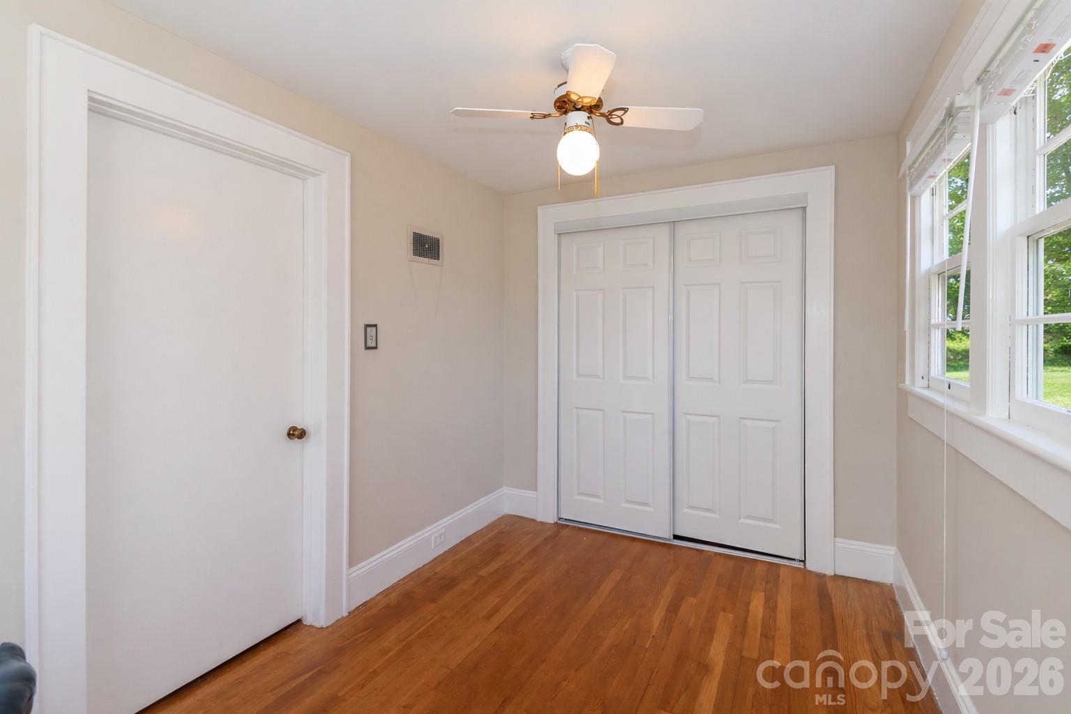216 31st Avenue NW — Hickory
