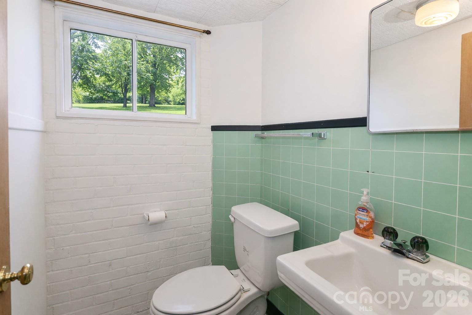 216 31st Avenue NW — Hickory