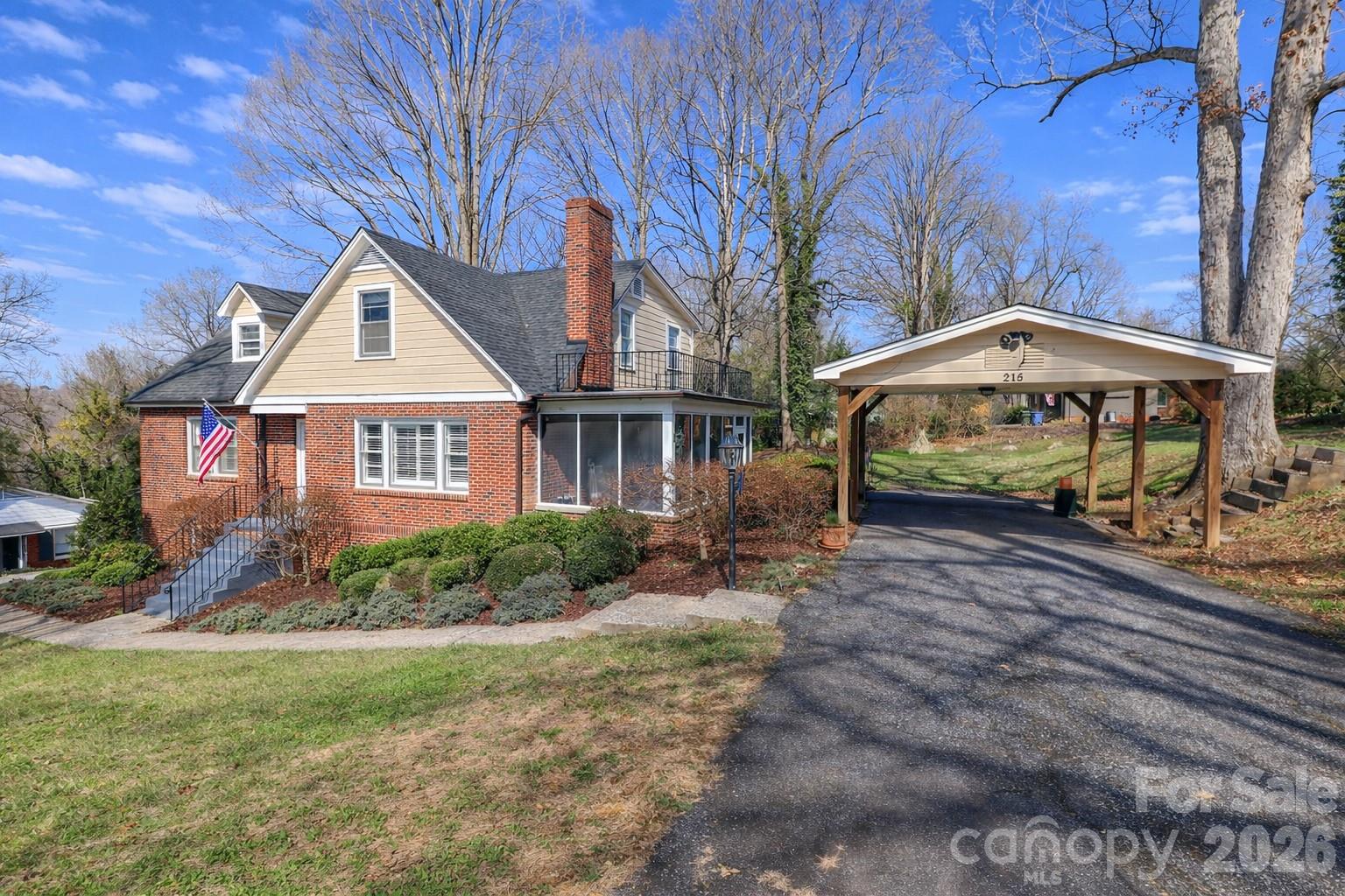 216 31st Avenue NW — Hickory