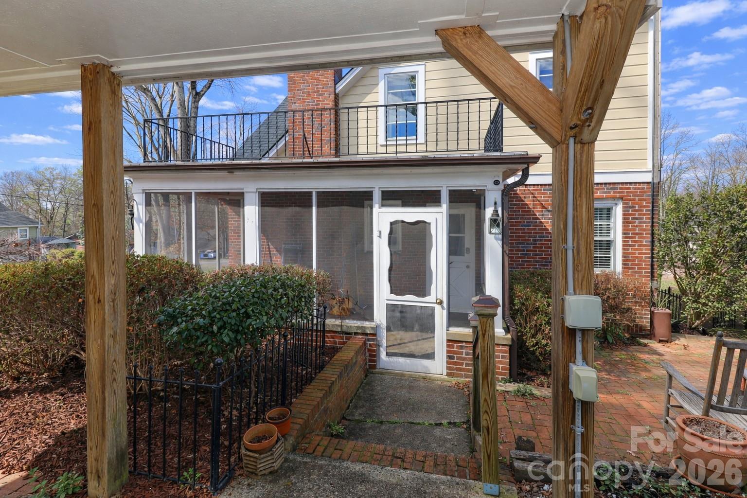 216 31st Avenue NW — Hickory
