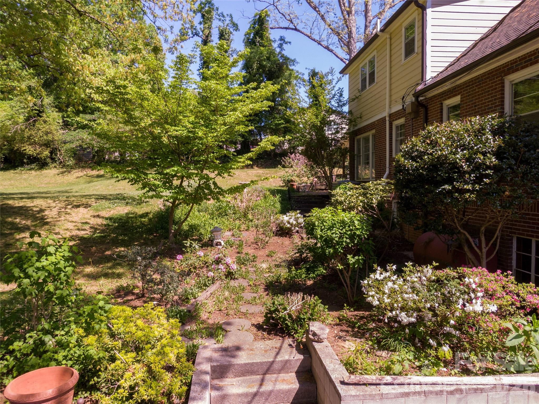 216 31st Avenue NW — Hickory