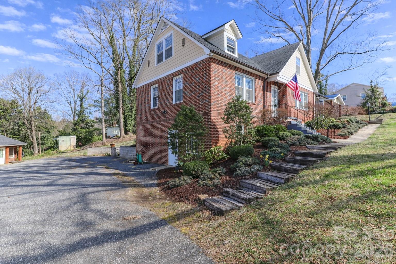 216 31st Avenue NW — Hickory