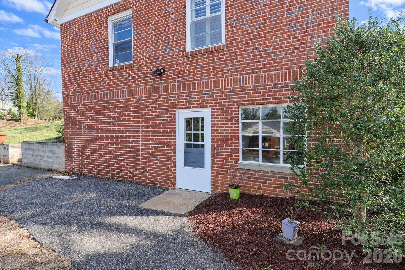 216 31st Avenue NW — Hickory