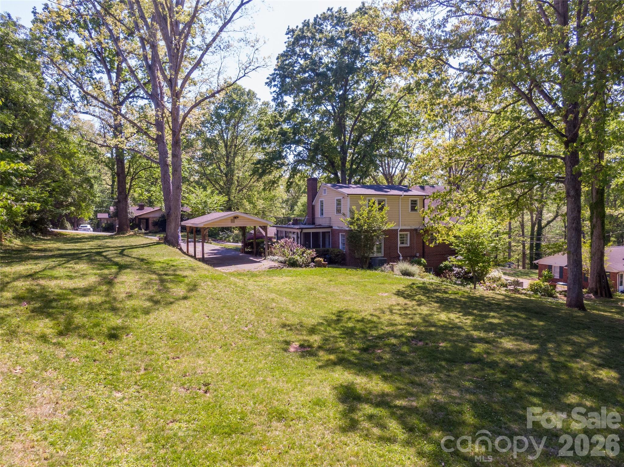 216 31st Avenue NW — Hickory