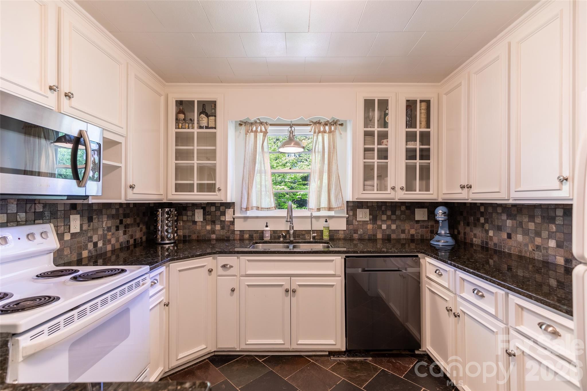 216 31st Avenue NW — Hickory