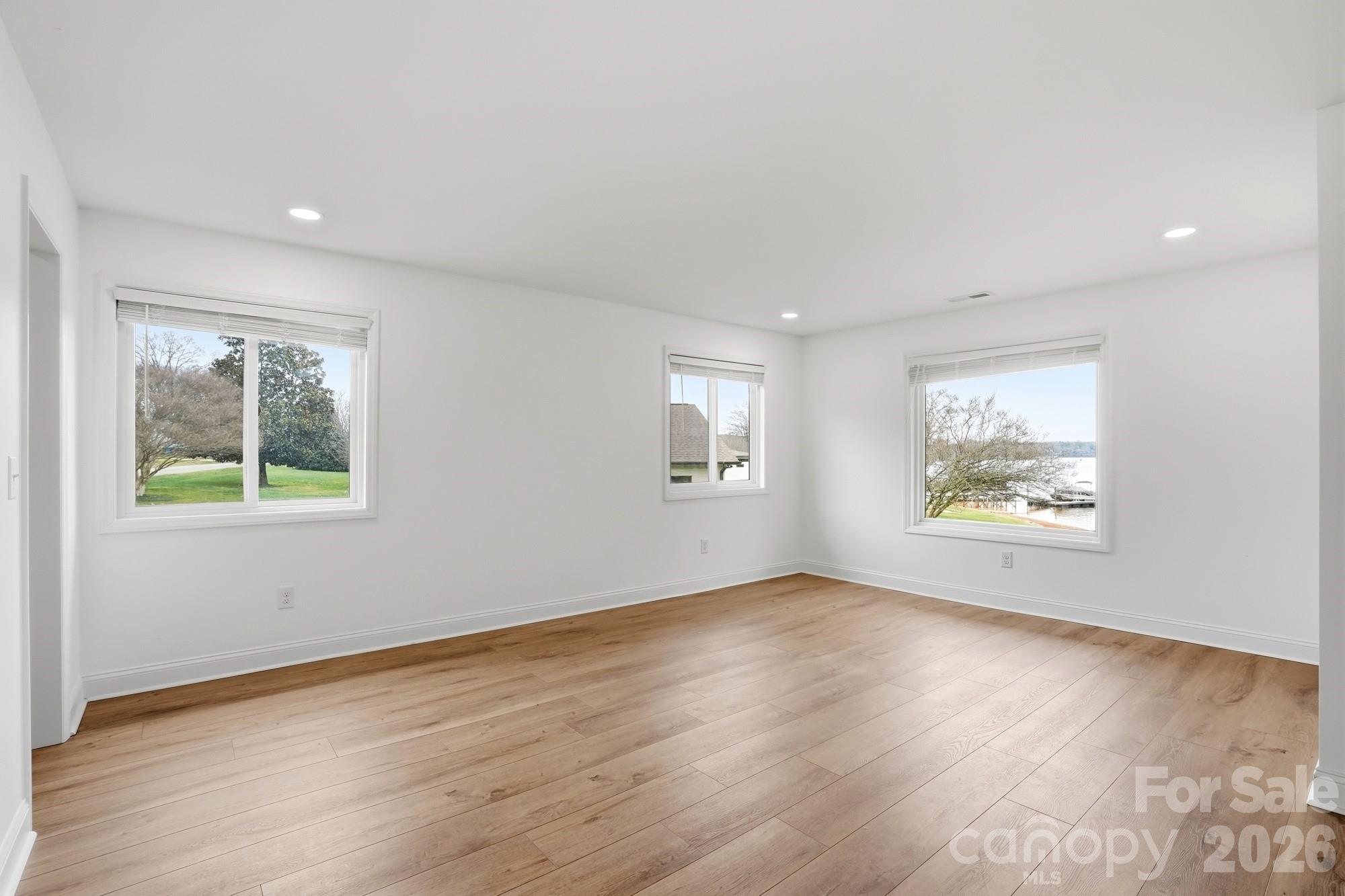 332 Shoreline Loop — Mooresville
