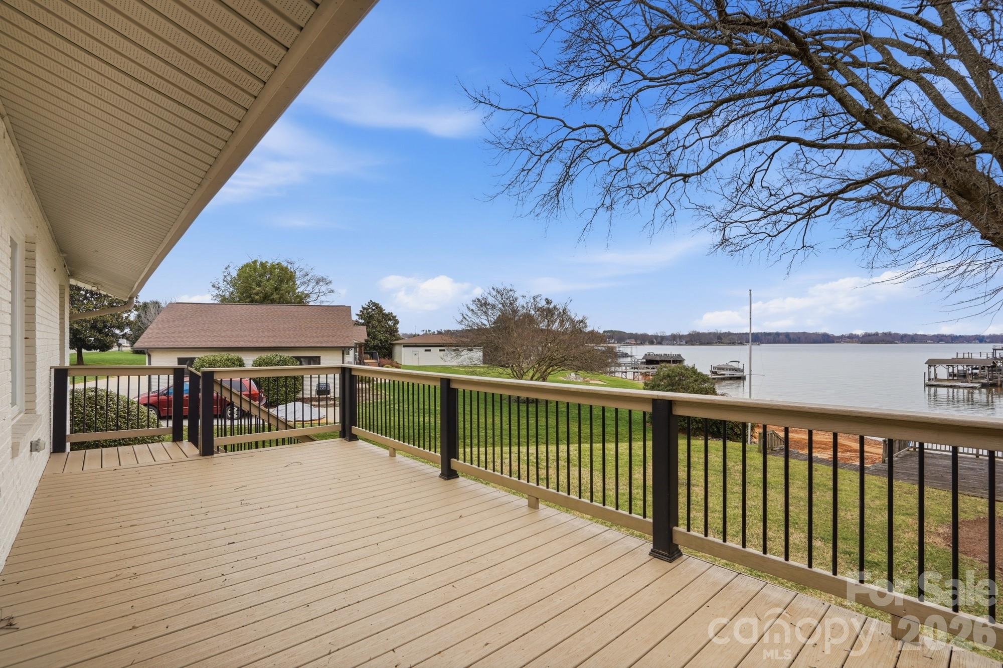 332 Shoreline Loop — Mooresville
