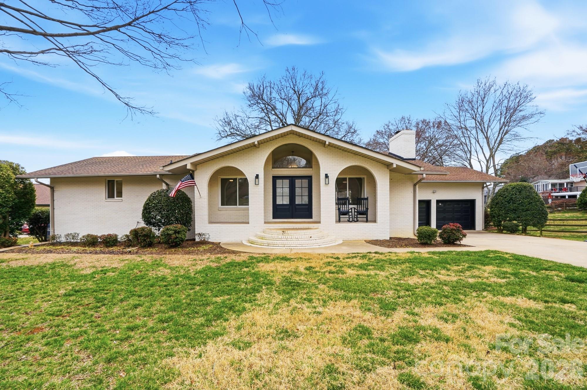 332 Shoreline Loop — Mooresville