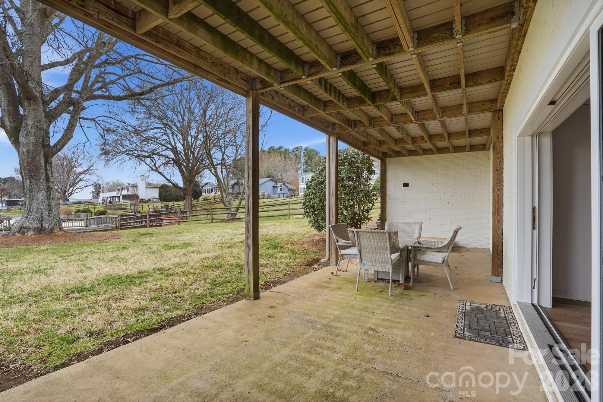 332 Shoreline Loop — Mooresville