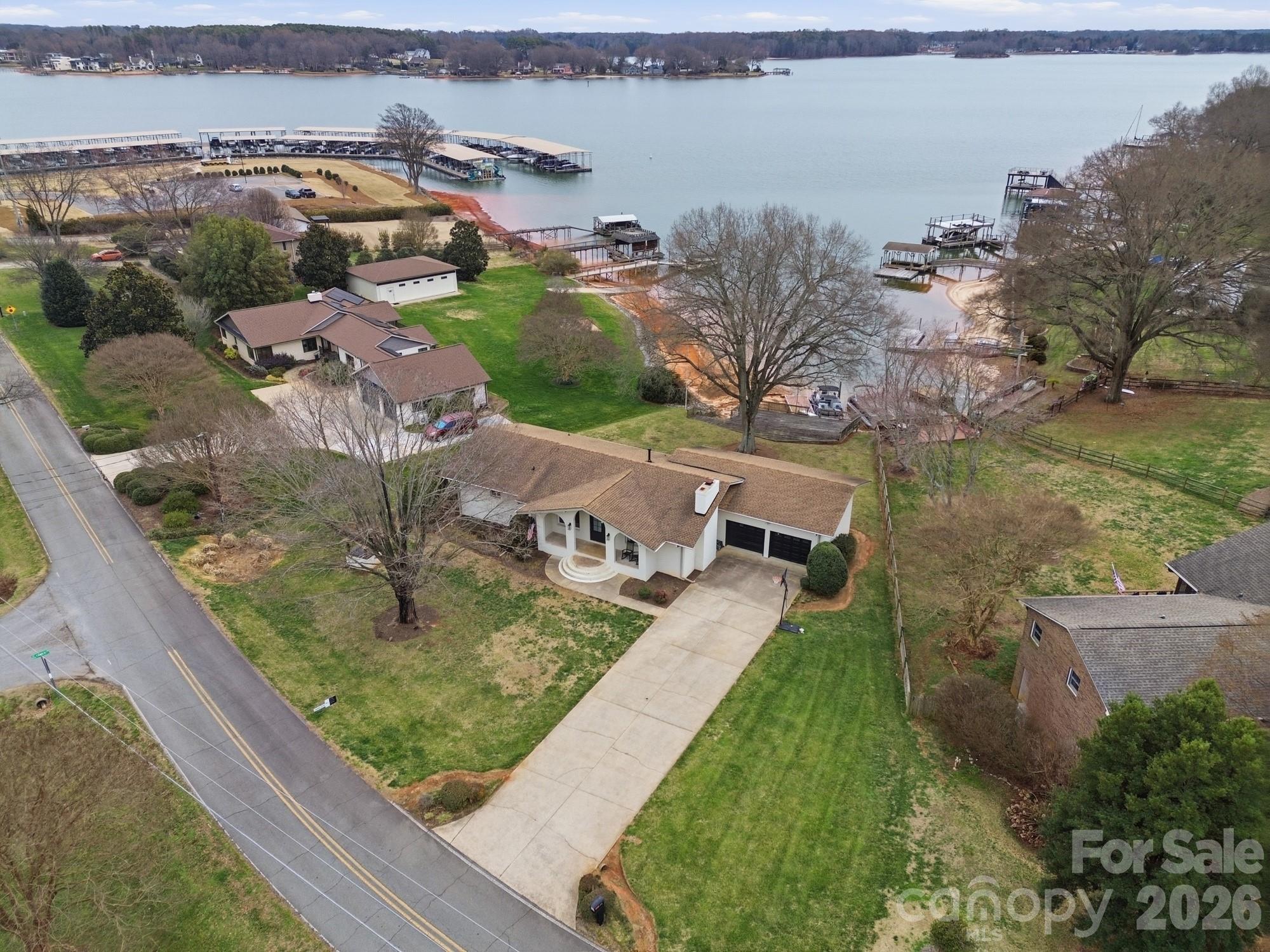 332 Shoreline Loop — Mooresville