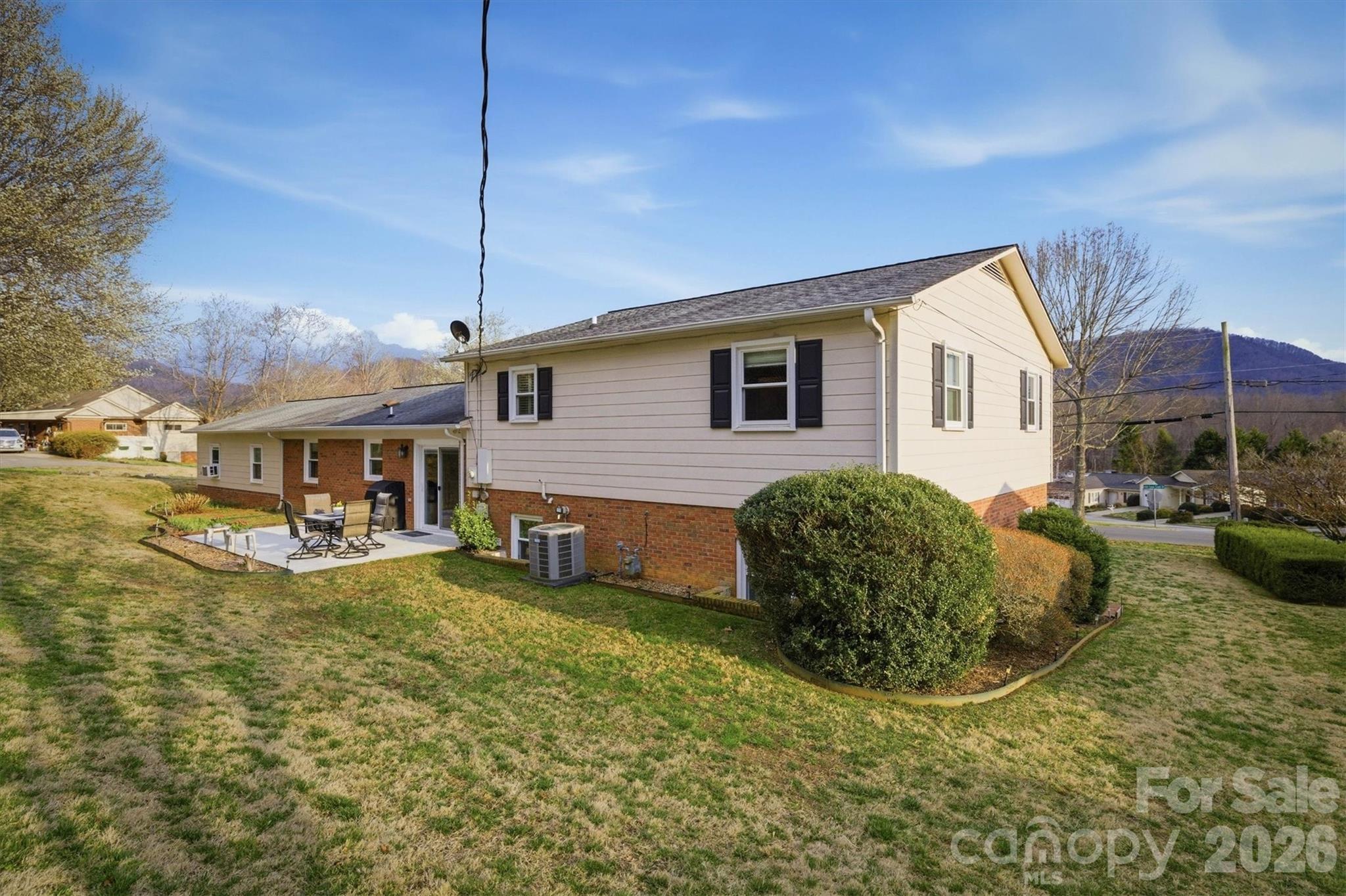 1405 Lower Creek Drive NE — Lenoir