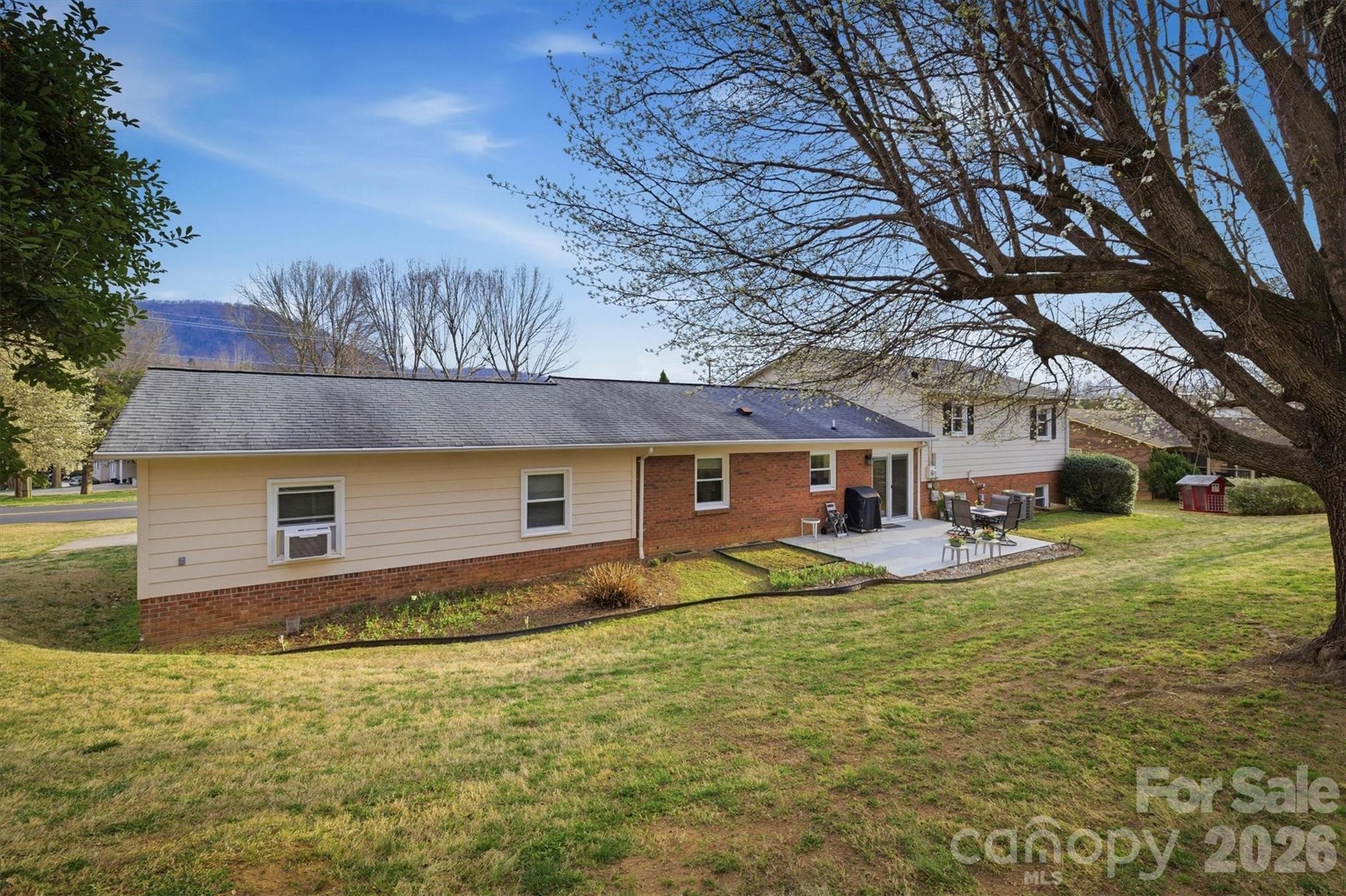 1405 Lower Creek Drive NE — Lenoir