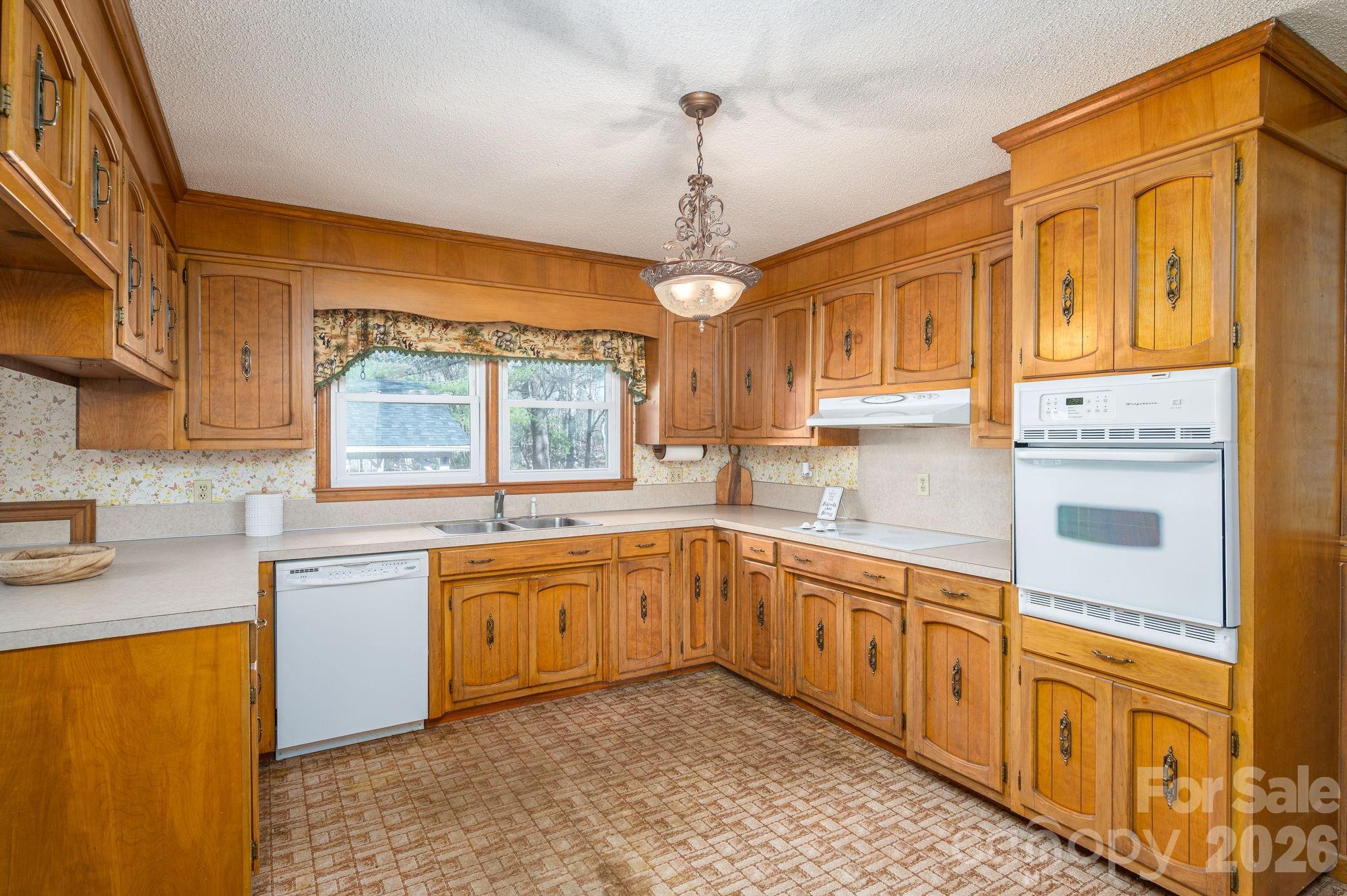 221 Lee Black Road — Cherryville