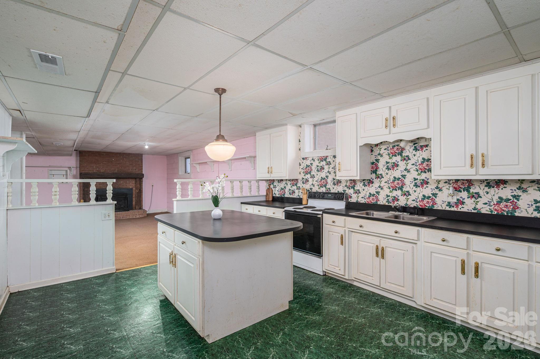 221 Lee Black Road — Cherryville