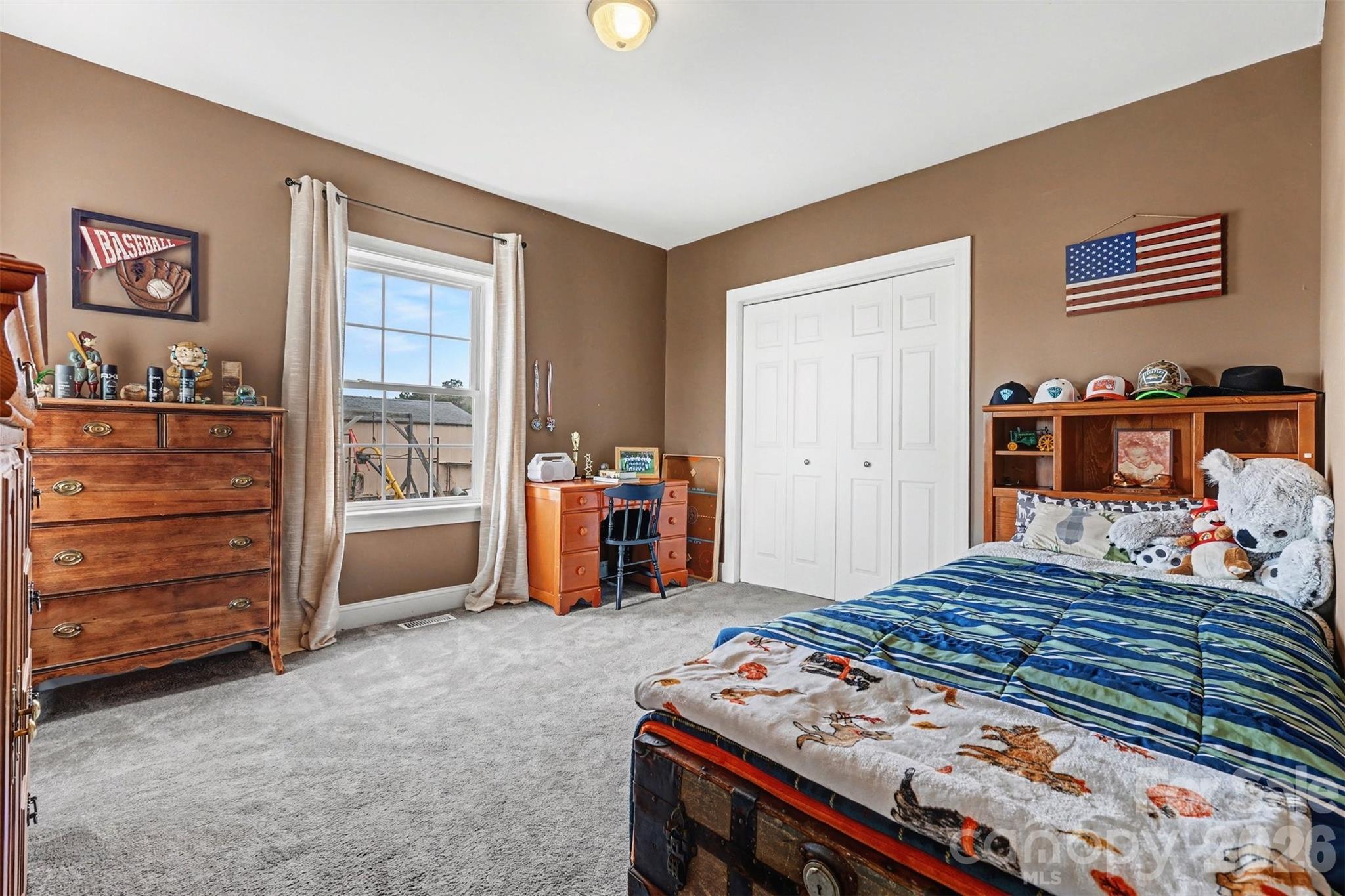 2262 Center Road — Chester